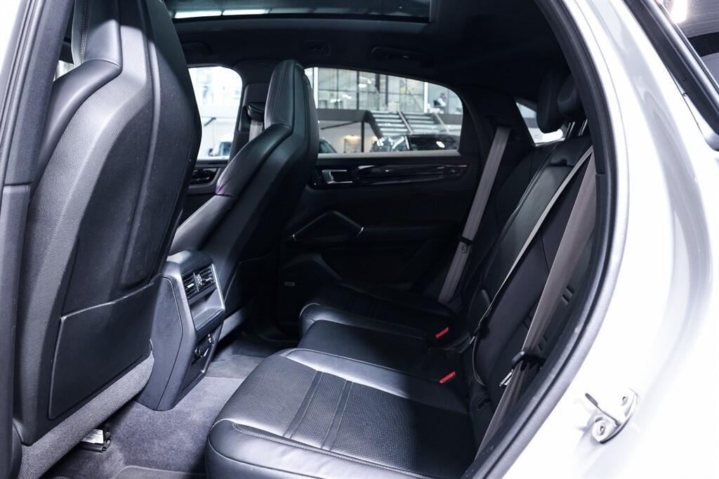 Porsche Cayenne - Image 18