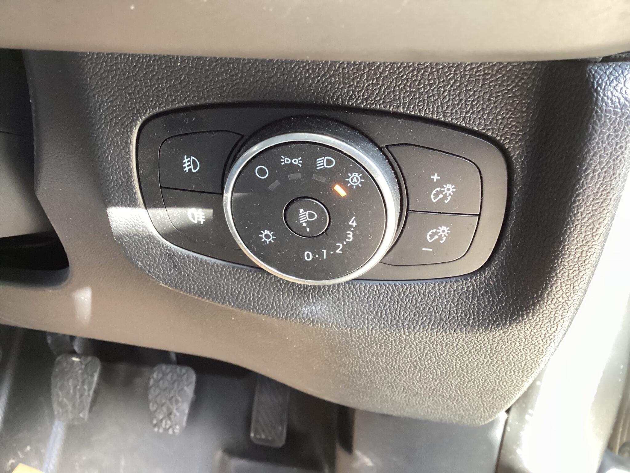 Ford Transit Courier - Image 20
