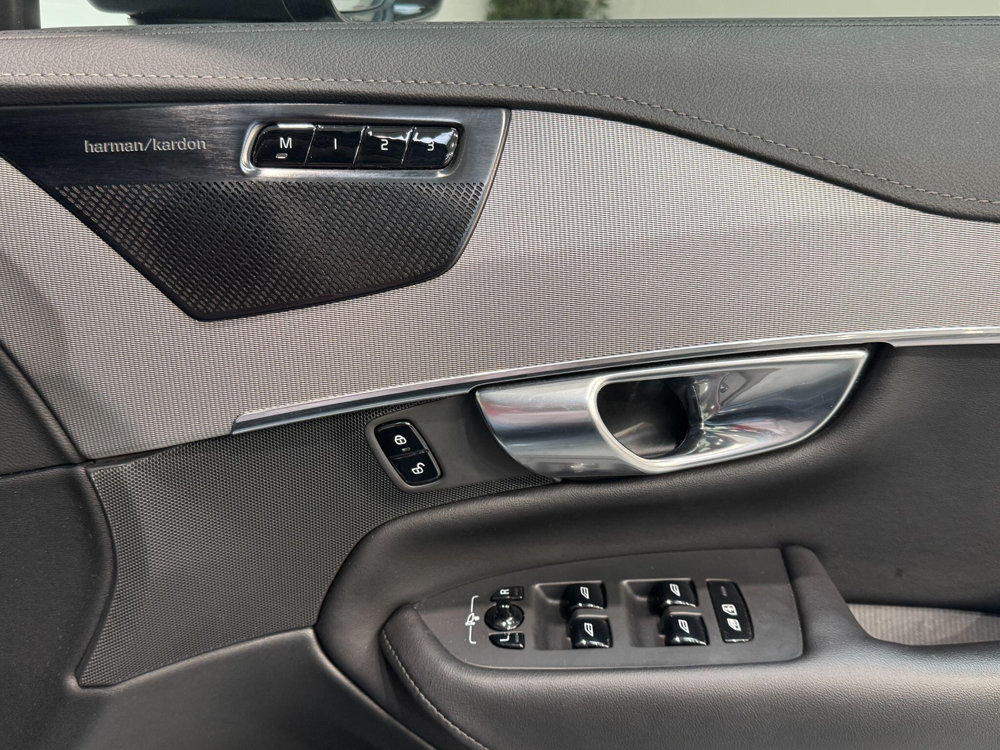 Volvo XC90 - Image 40