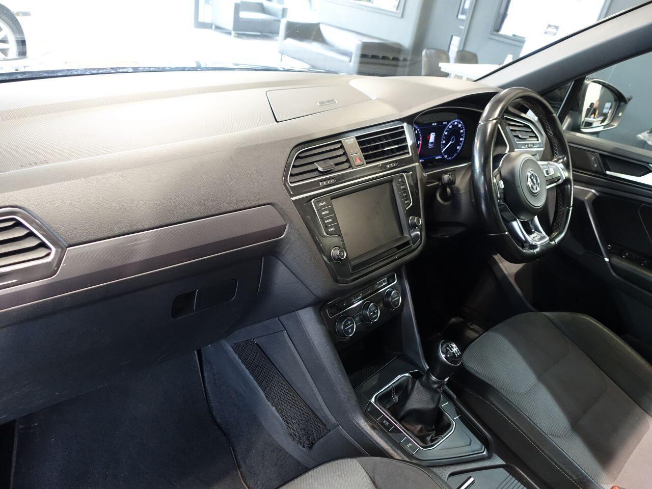 Volkswagen Tiguan - Image 13