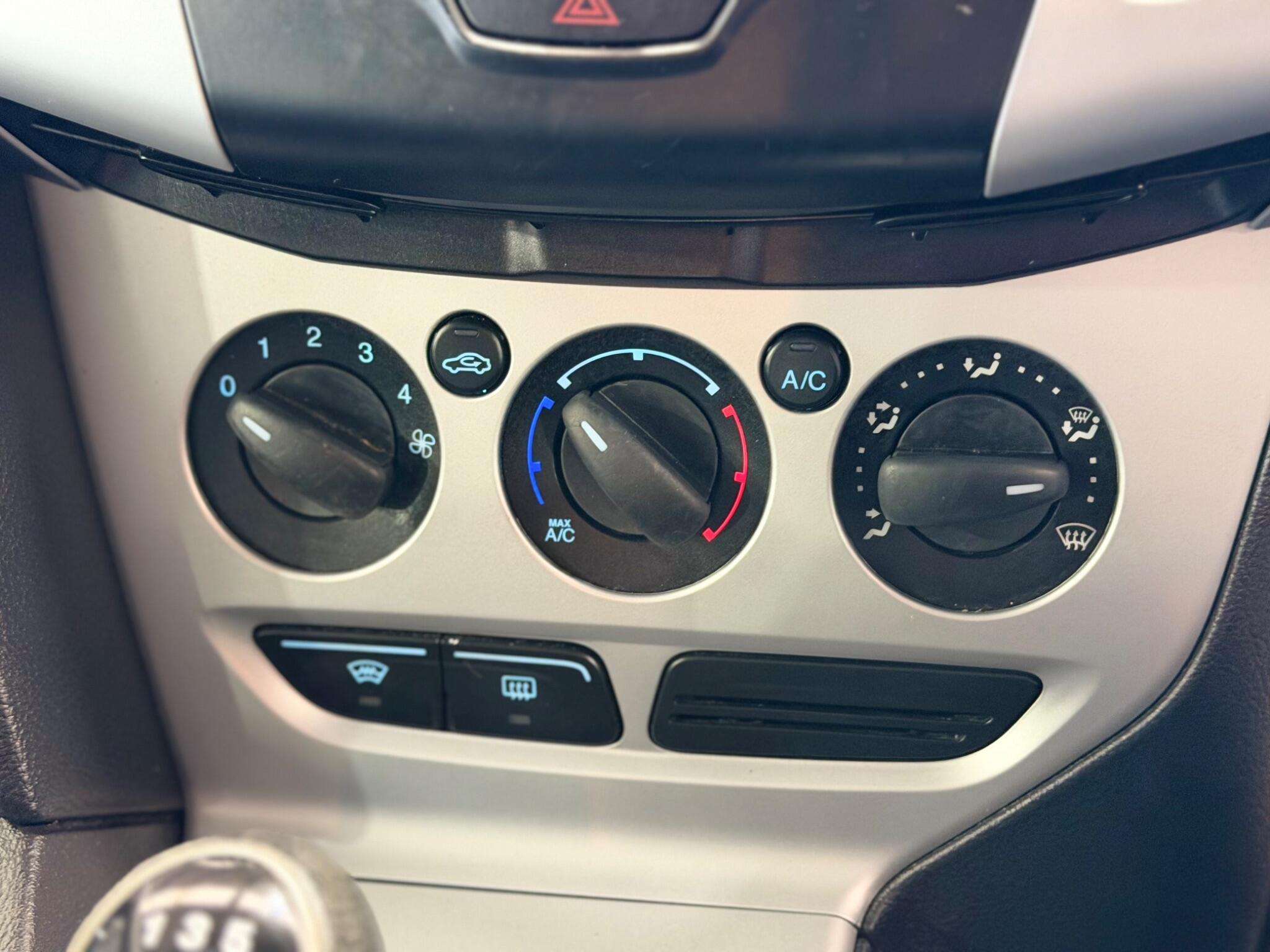 Ford Focus - Image 25