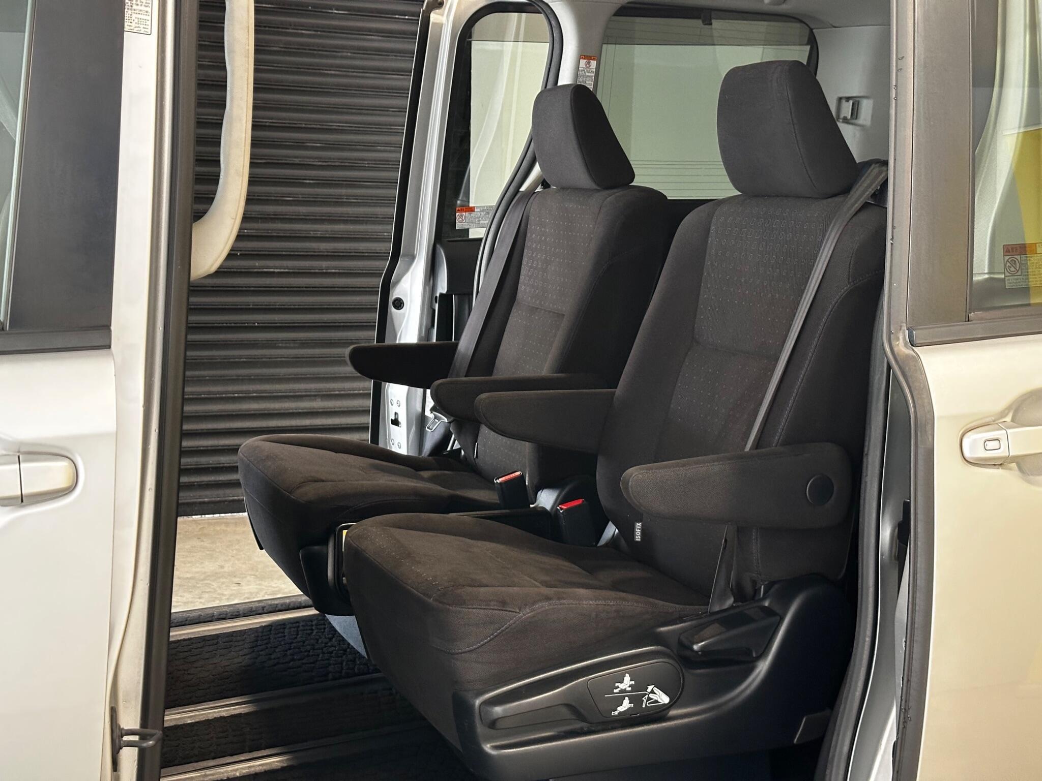 Toyota Noah - Image 16