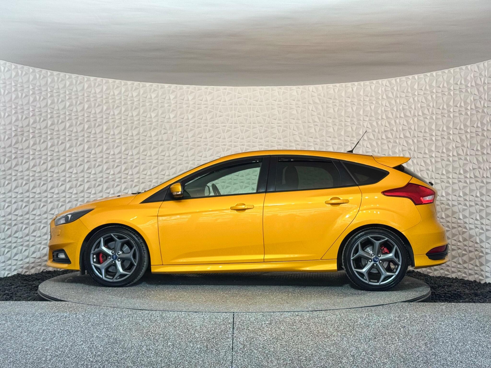 Ford Focus - Image 19