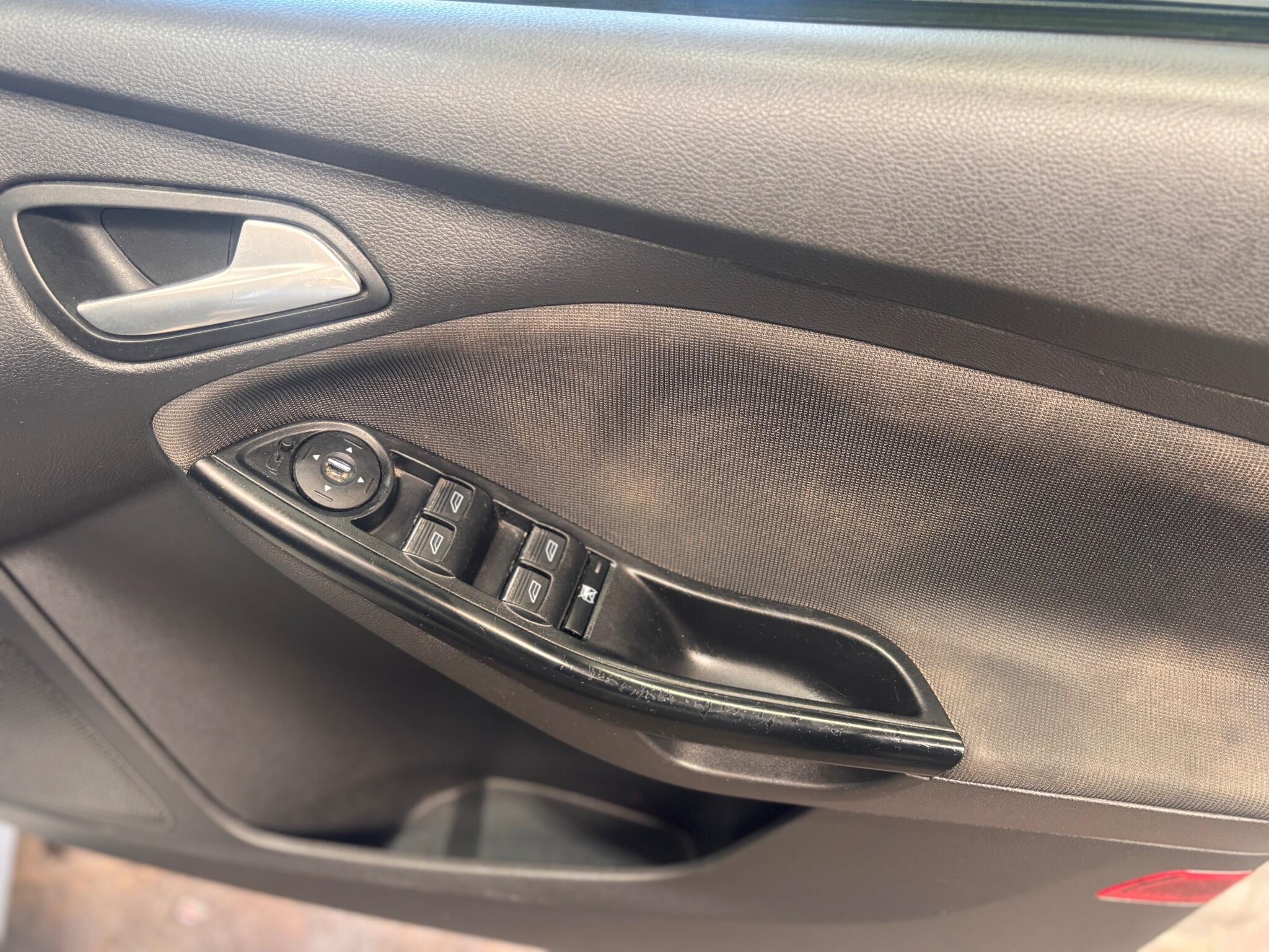 Ford Focus - Image 22