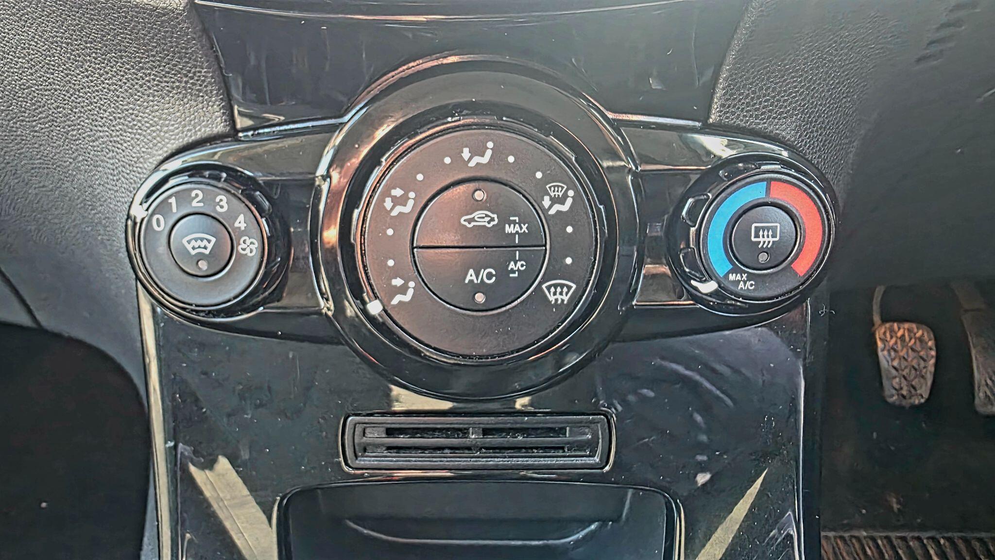 Ford Fiesta - Image 26