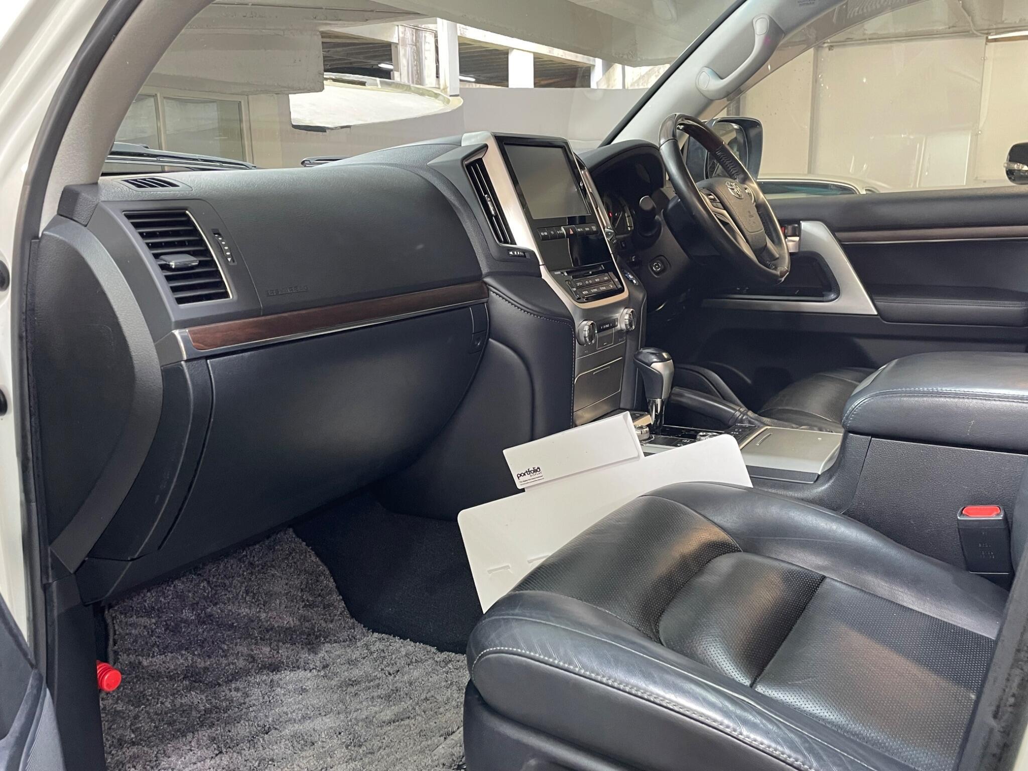 Toyota Land Cruiser - Image 10