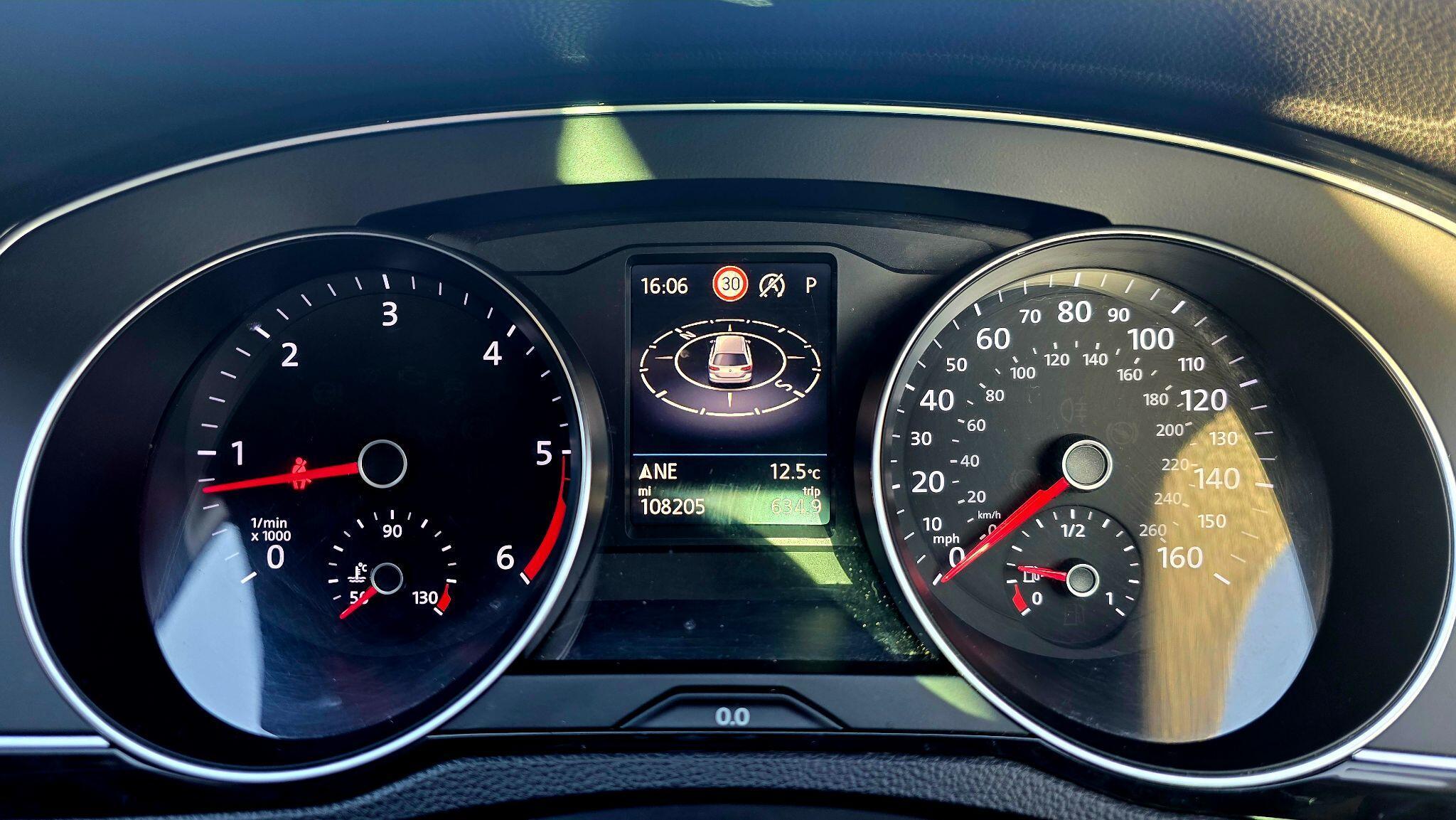 Volkswagen Passat - Image 35