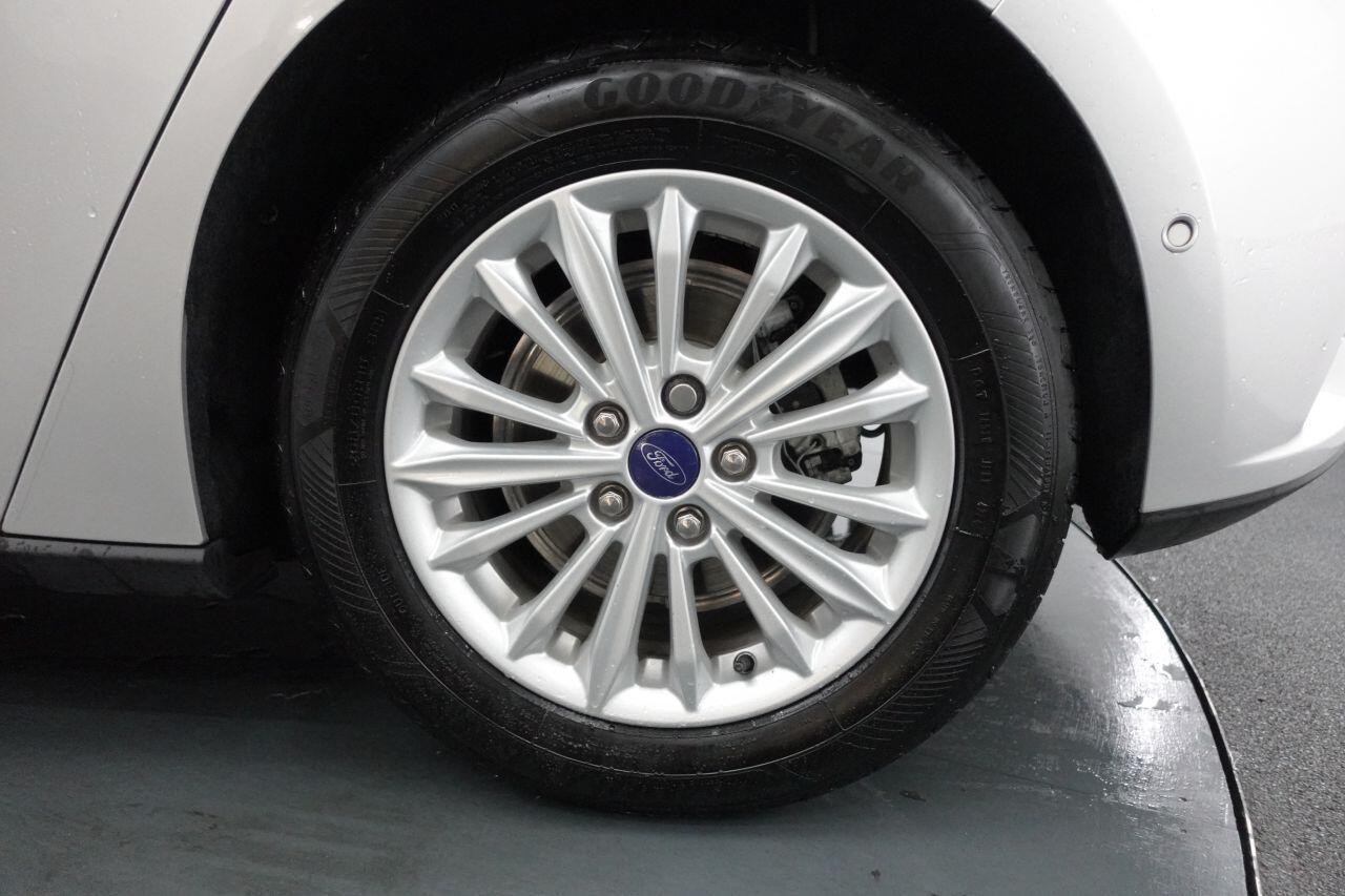 Ford Focus - Image 17