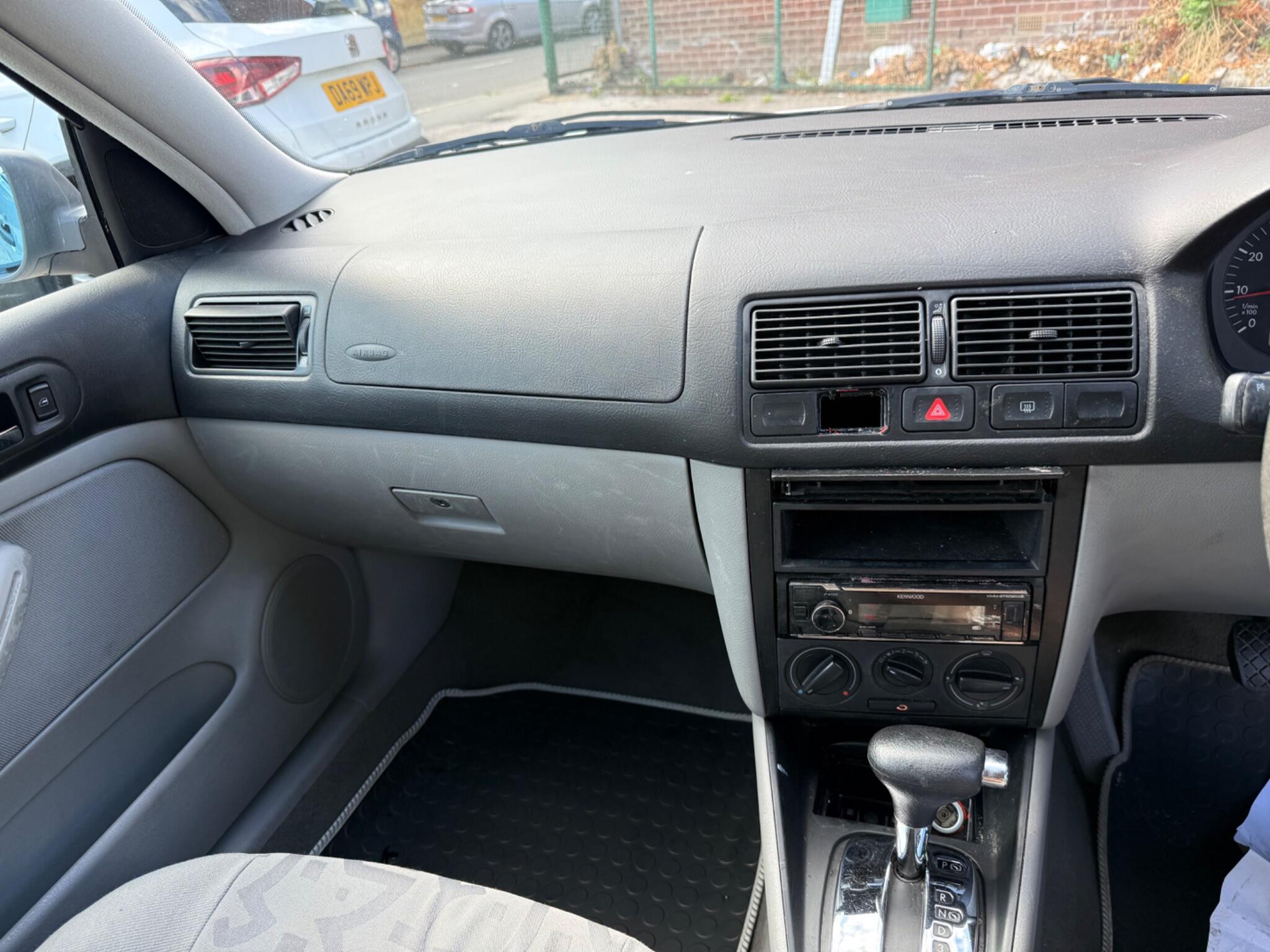 Volkswagen Golf - Image 9