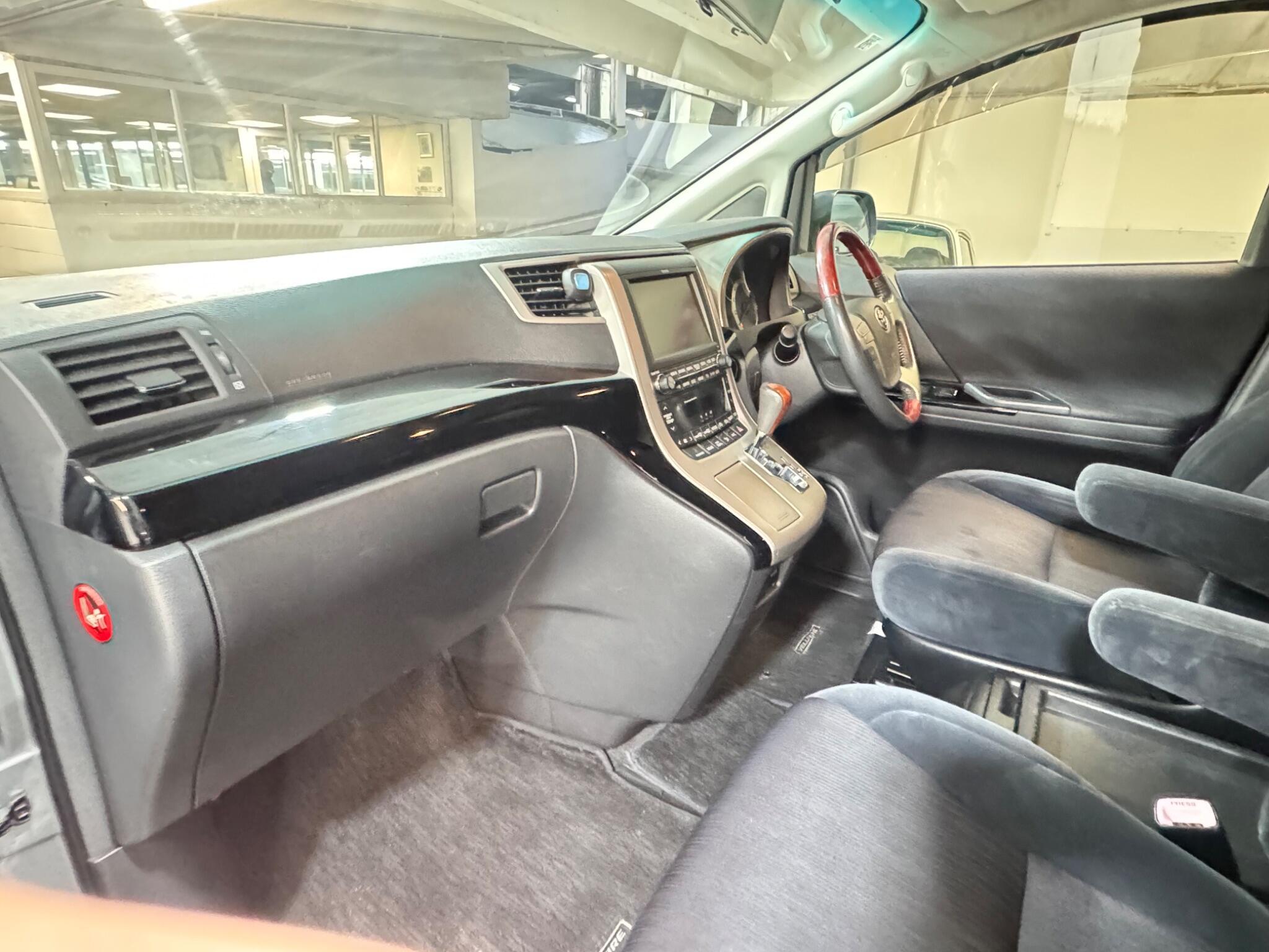 Toyota Vellfire - Image 11