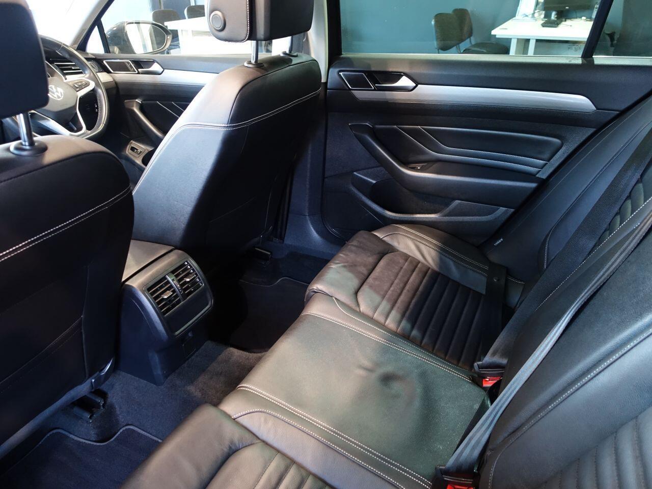 Volkswagen Passat - Image 17