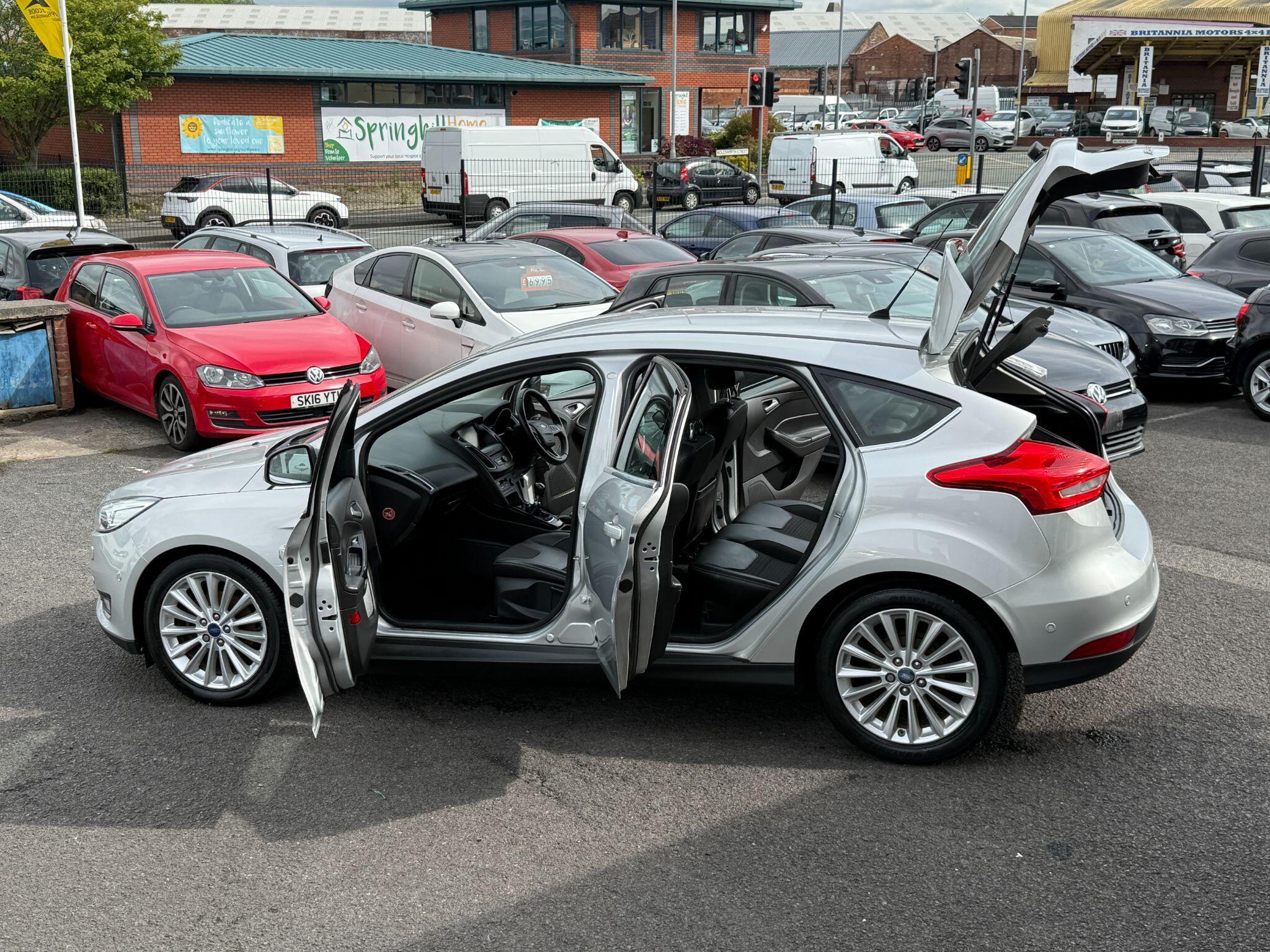 Ford Focus - Image 23