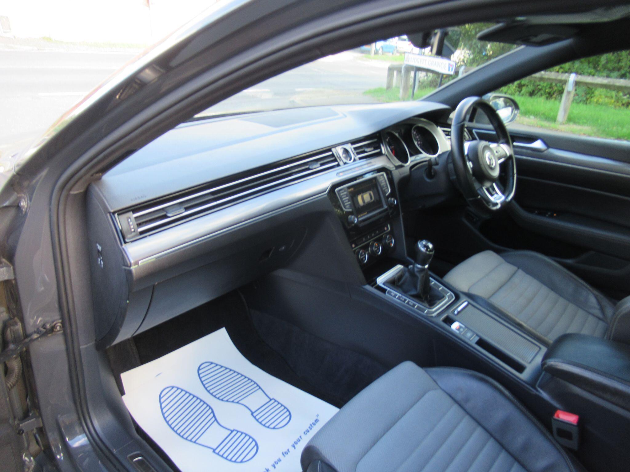 Volkswagen Passat - Image 11
