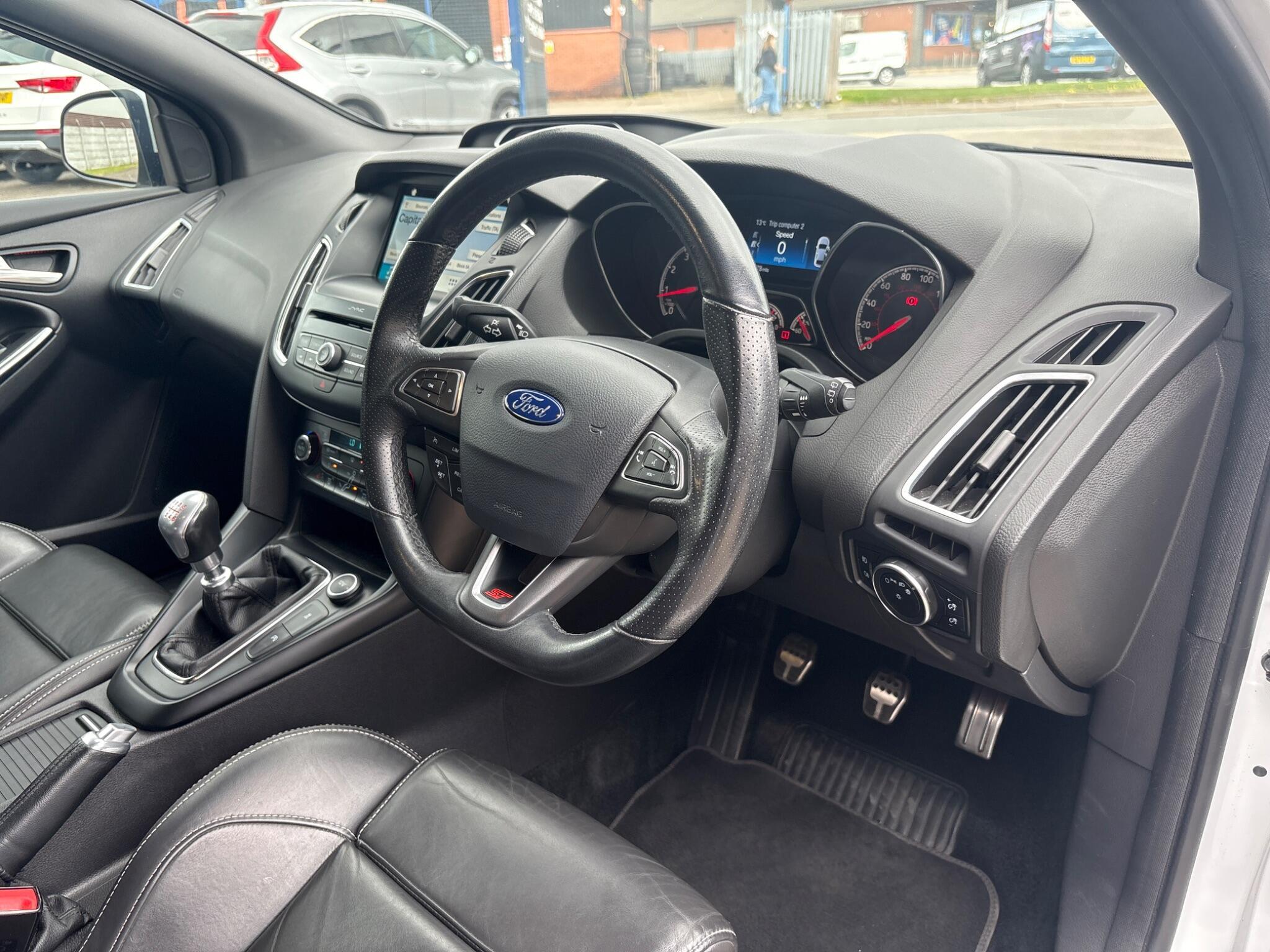 Ford Focus - Image 17