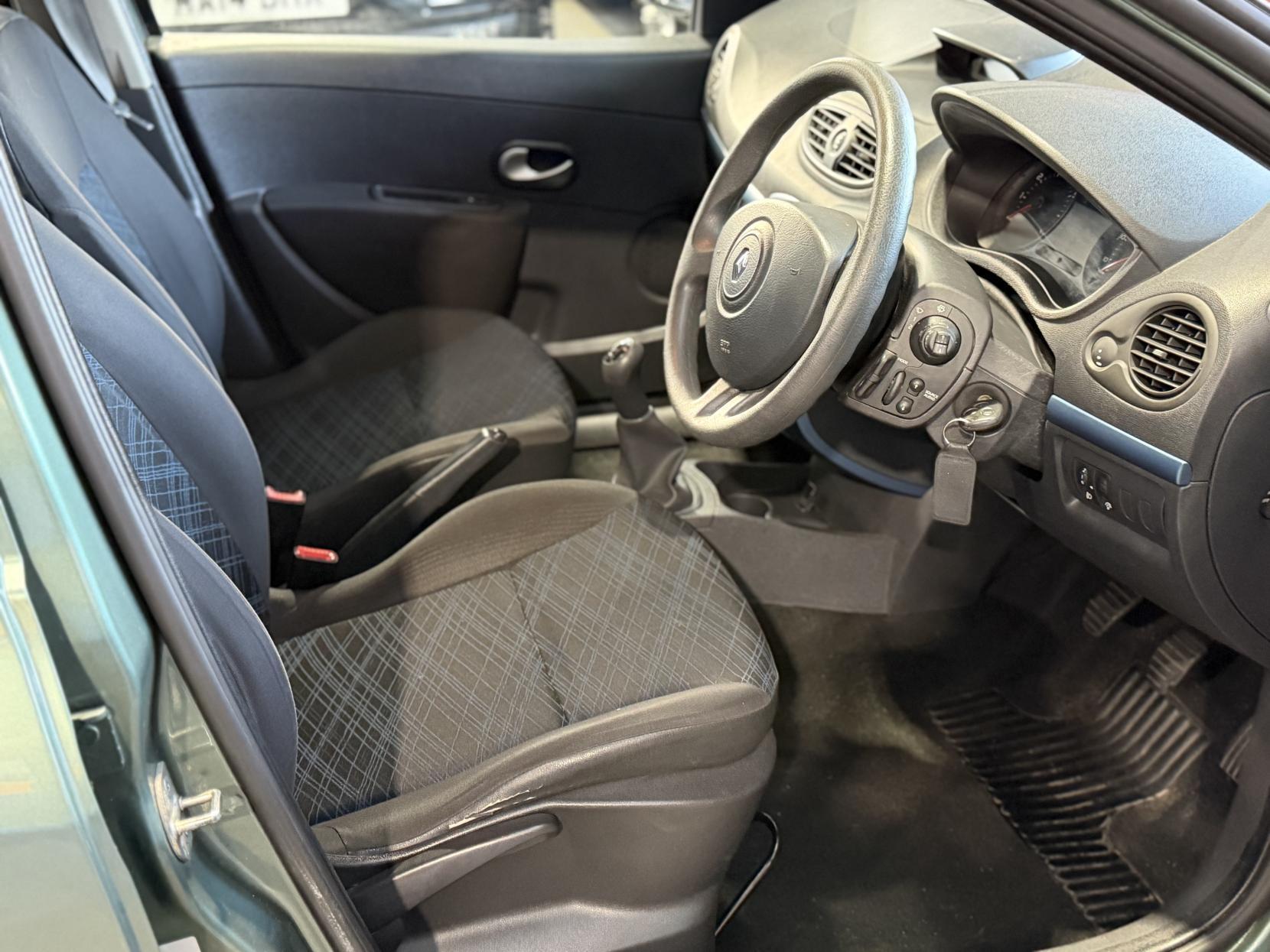 Renault Clio - Image 19