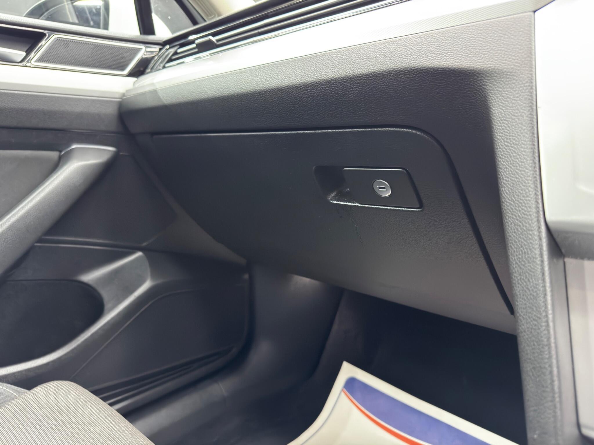 Volkswagen Passat - Image 34