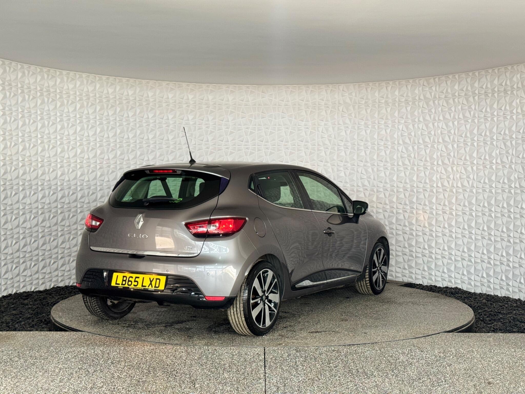 Renault Clio - Image 13