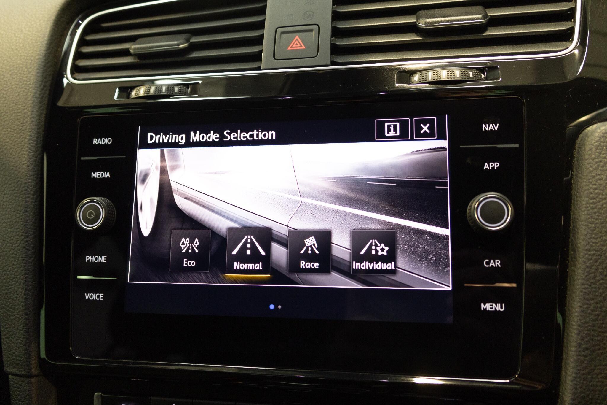 Volkswagen Golf - Image 21