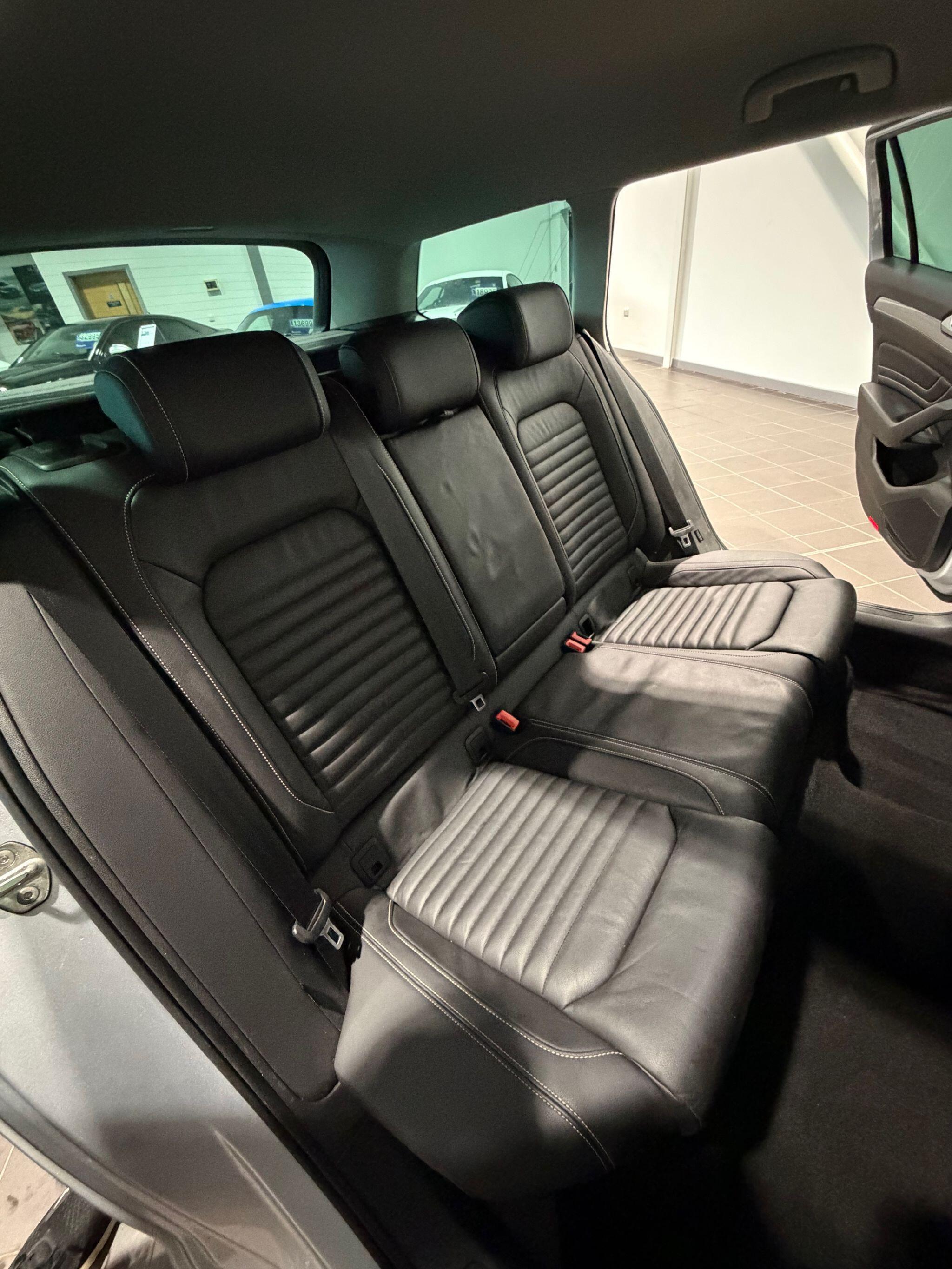 Volkswagen Passat - Image 14