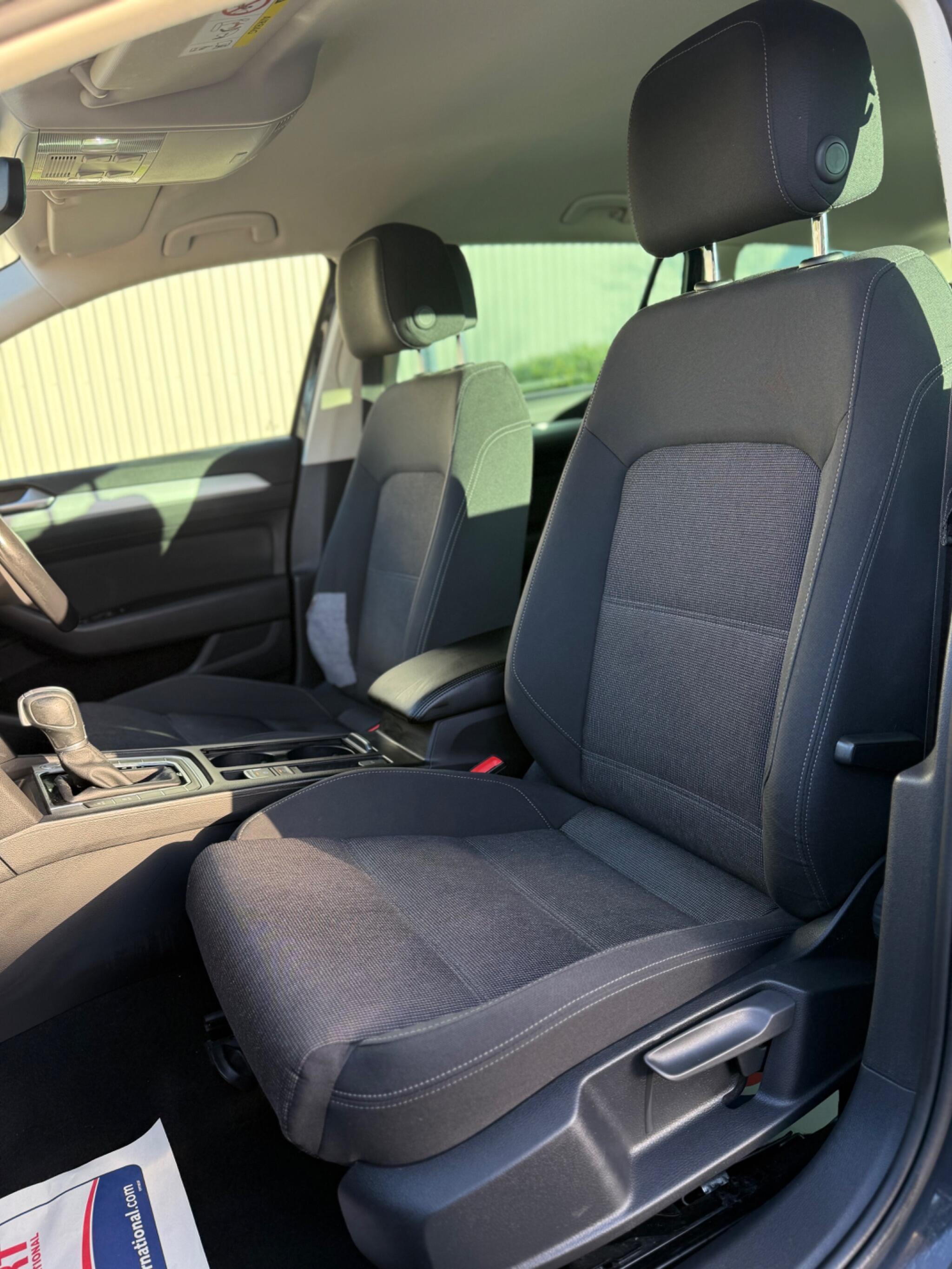 Volkswagen Passat - Image 25