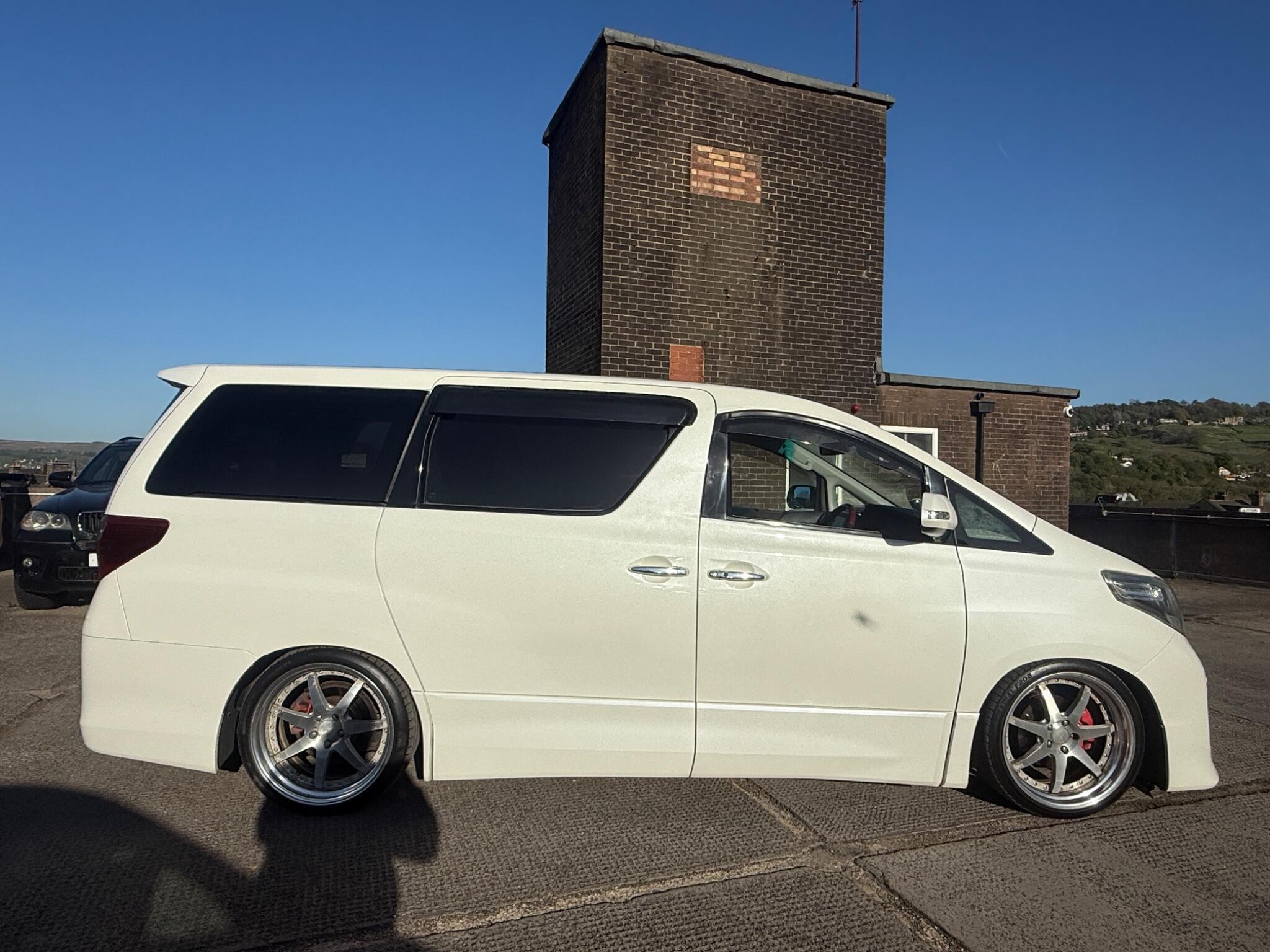 Toyota Alphard - Image 5