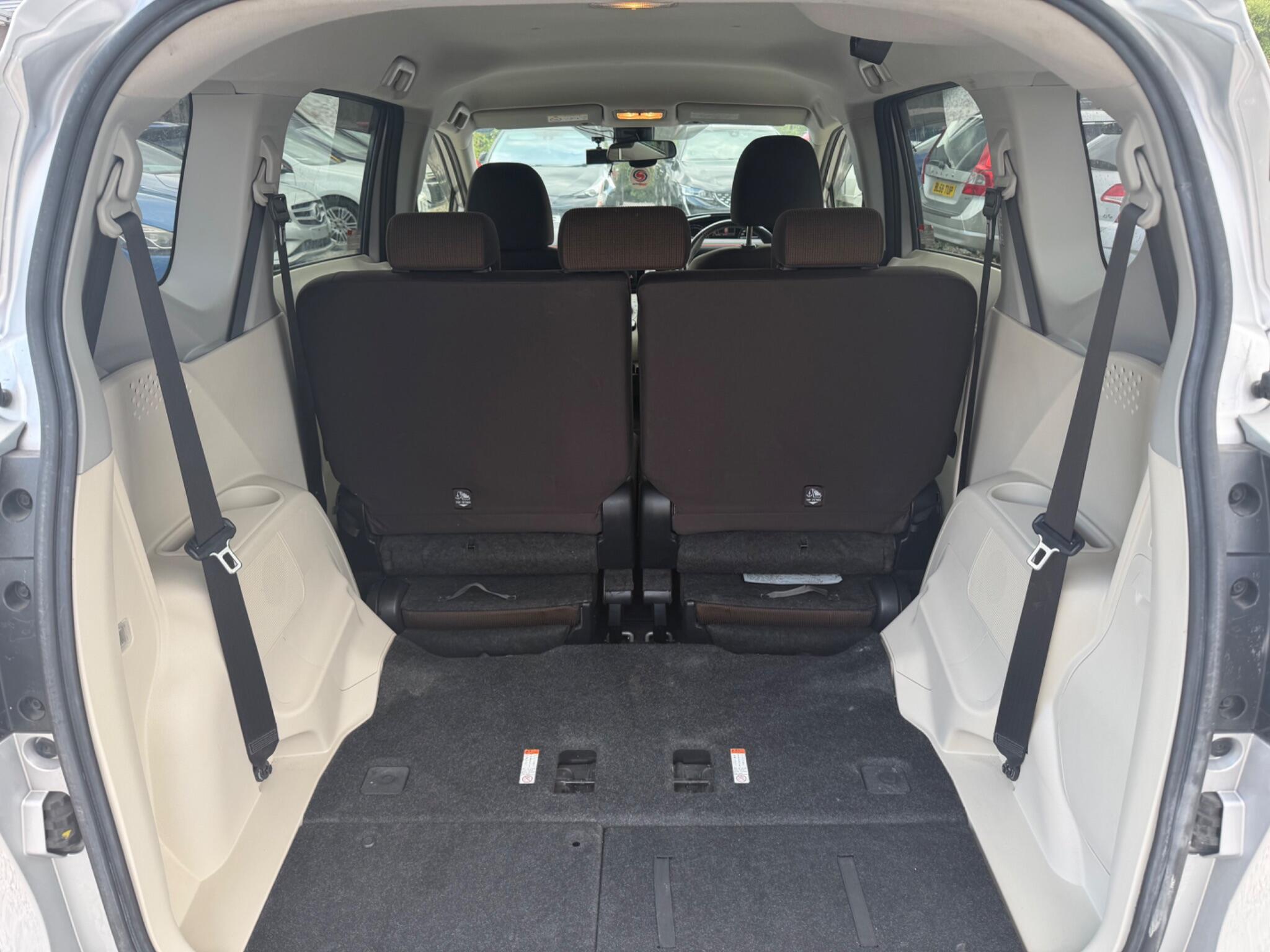 Toyota Sienta - Image 13