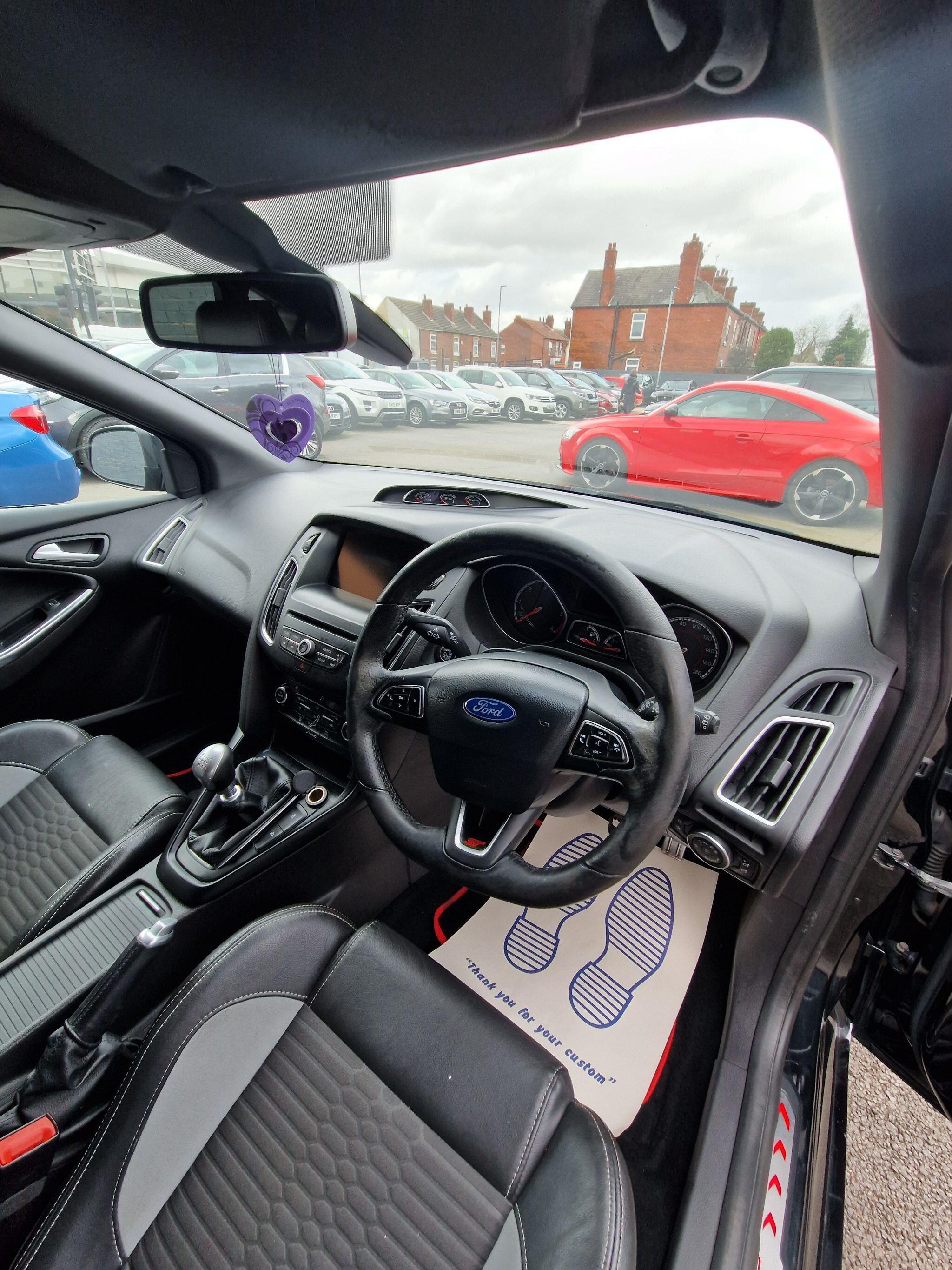 Ford Focus - Image 30