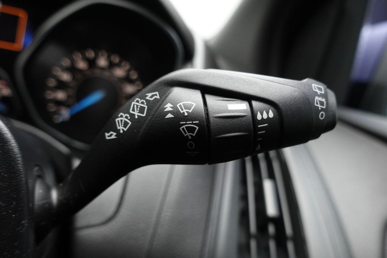 Ford Focus - Image 35