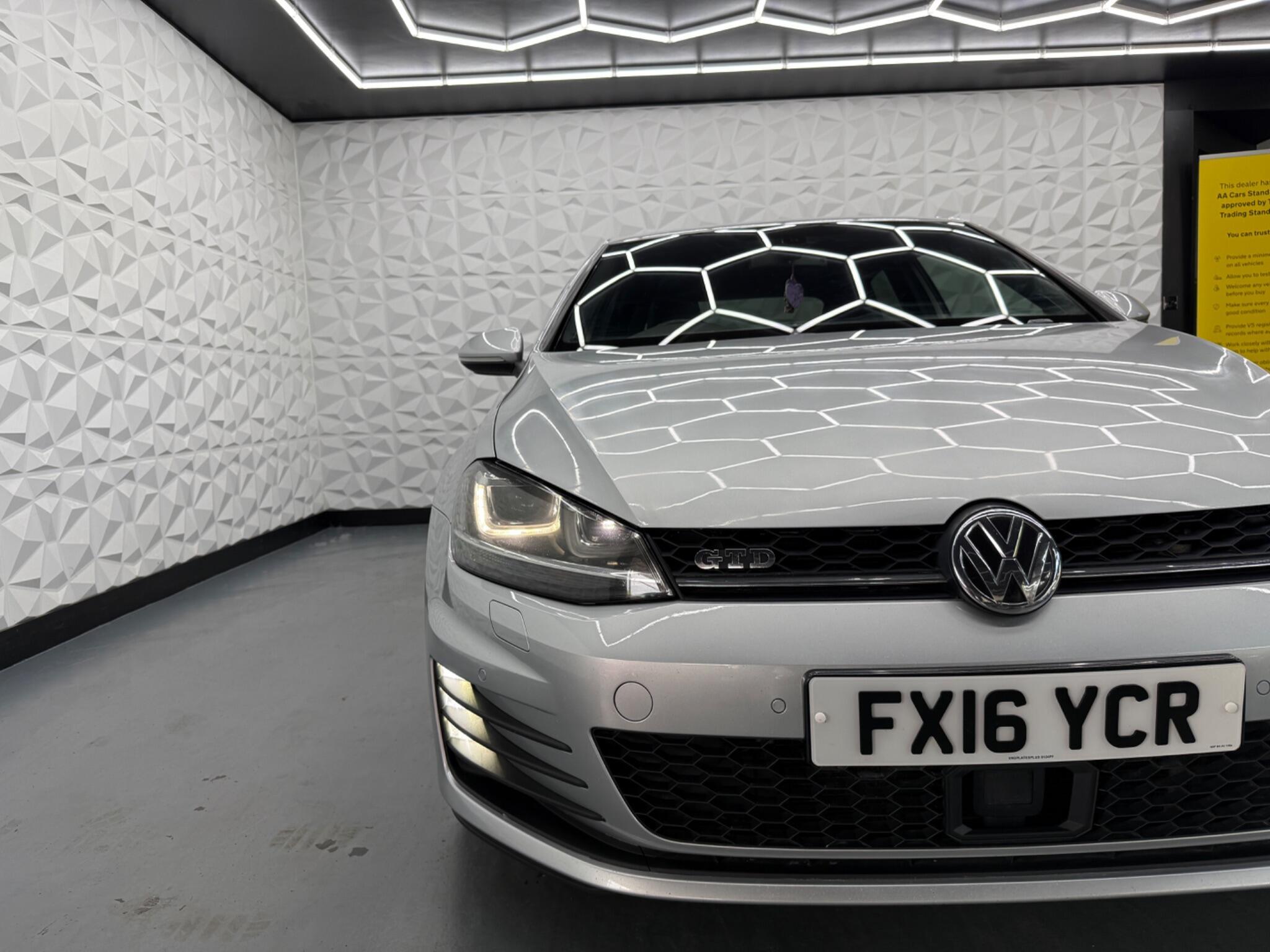 Volkswagen Golf - Image 10
