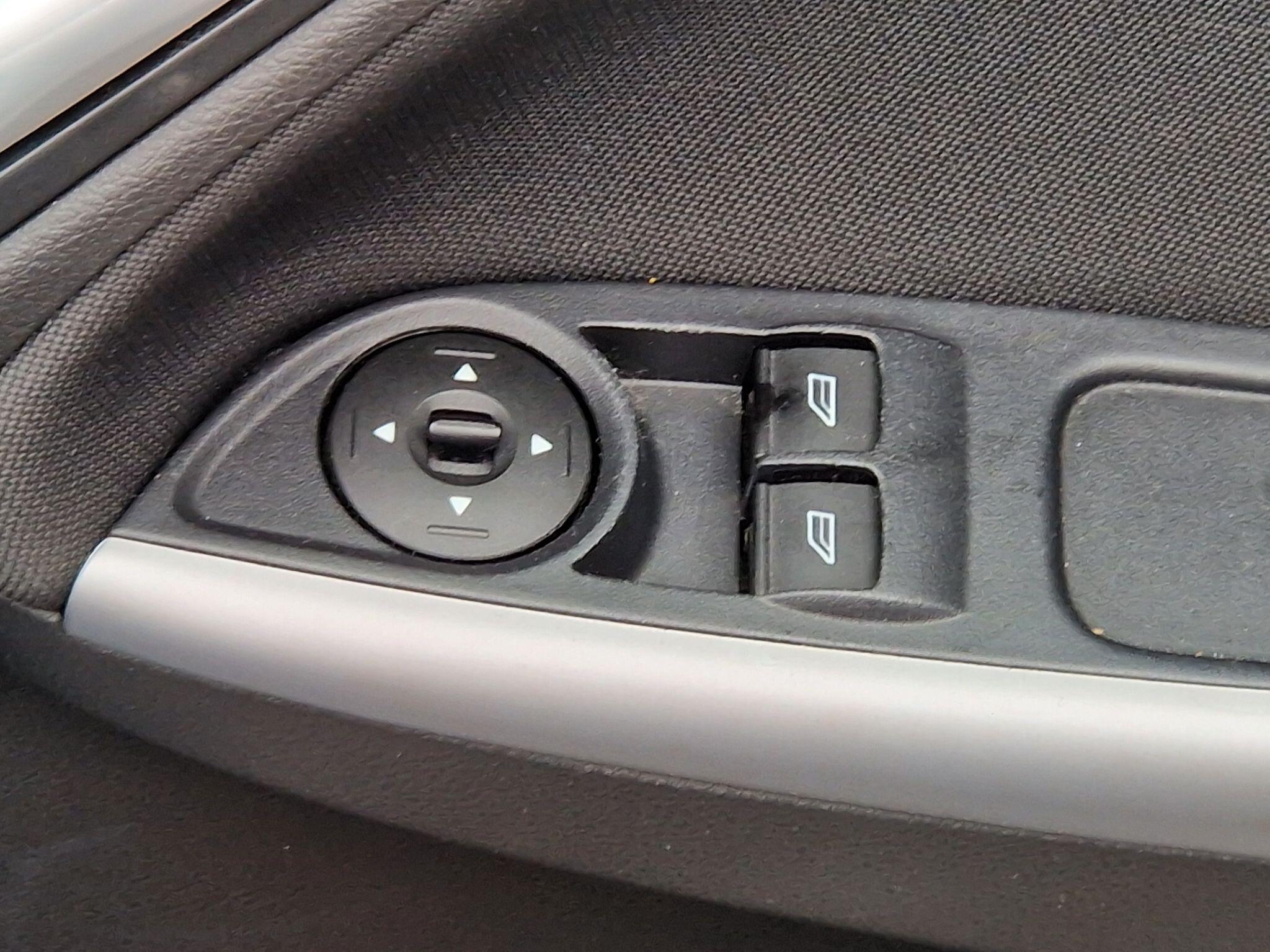 Ford Focus - Image 32