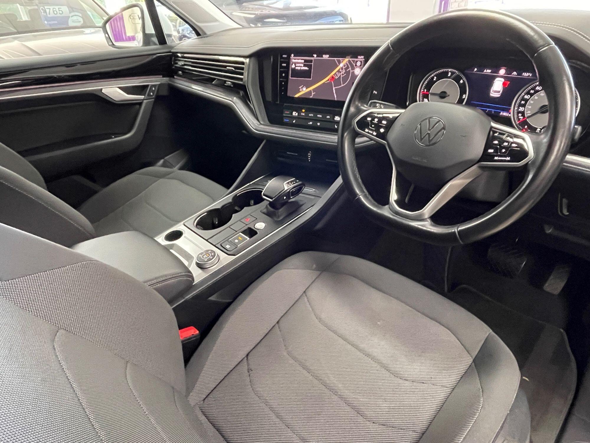 Volkswagen Touareg - Image 24