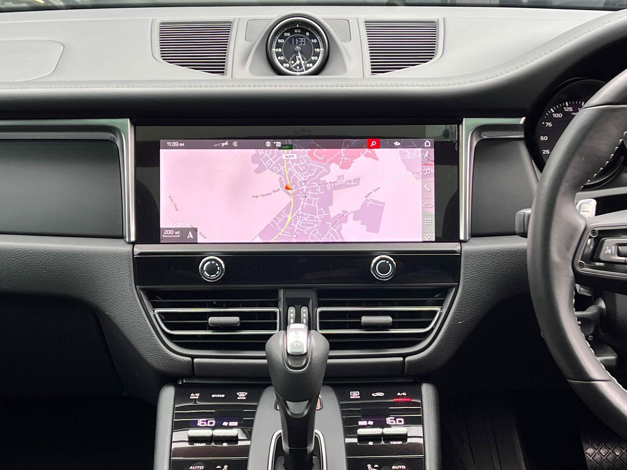 Porsche Macan - Image 10