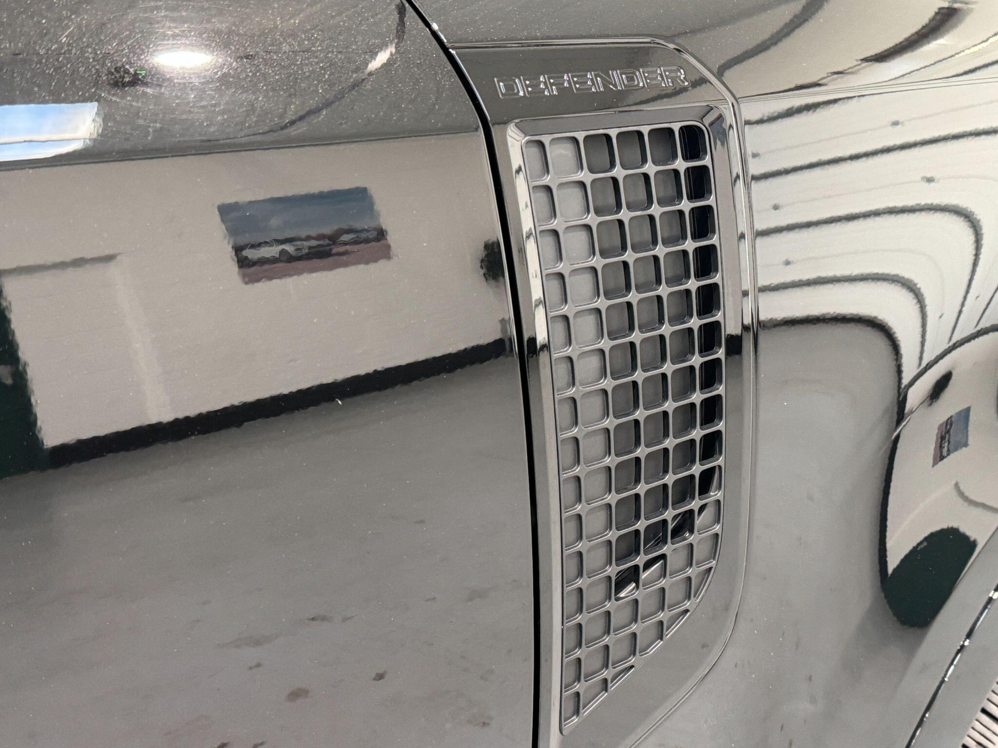 Land Rover Defender 110 - Image 72