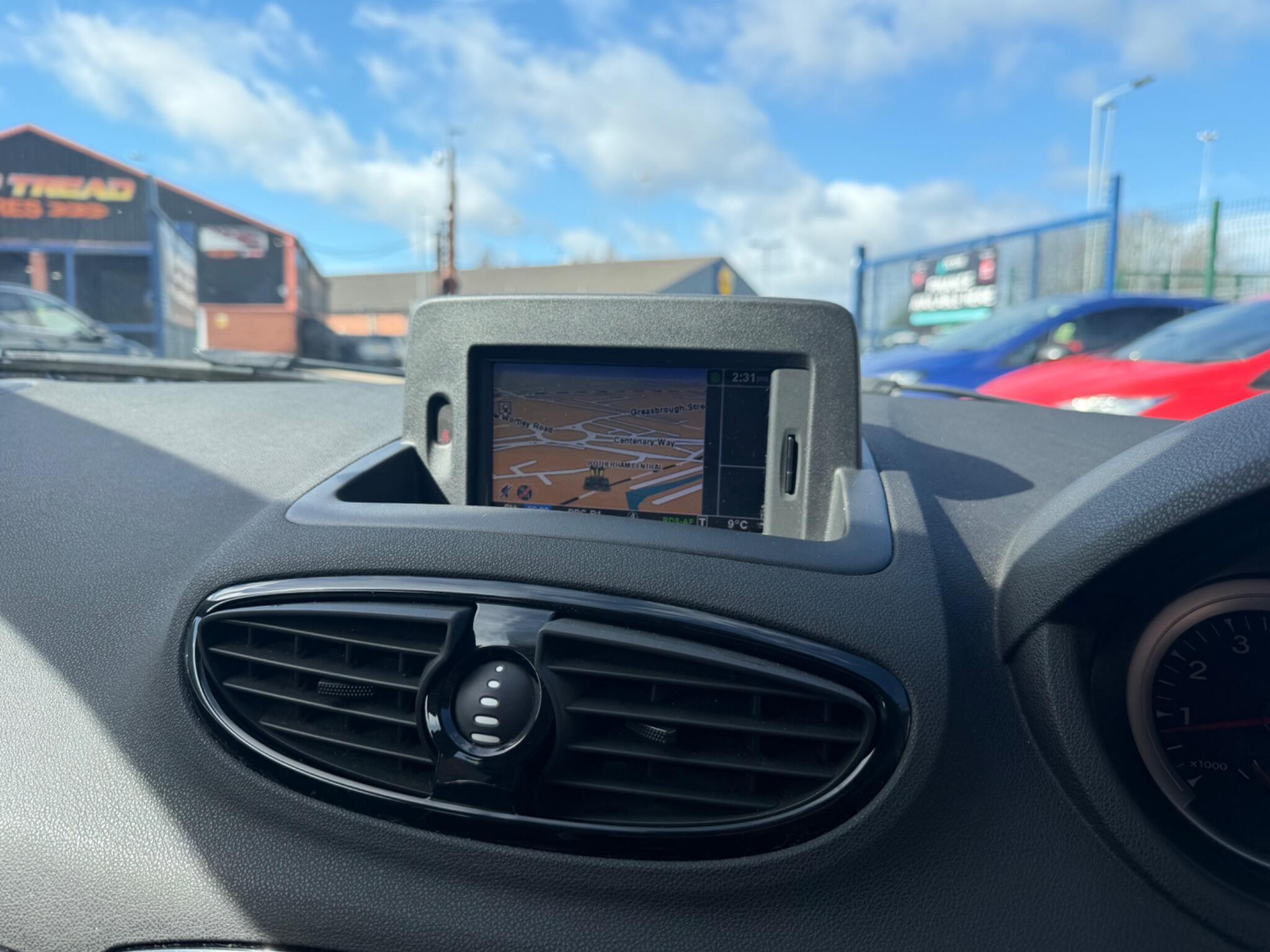 Renault Clio - Image 13