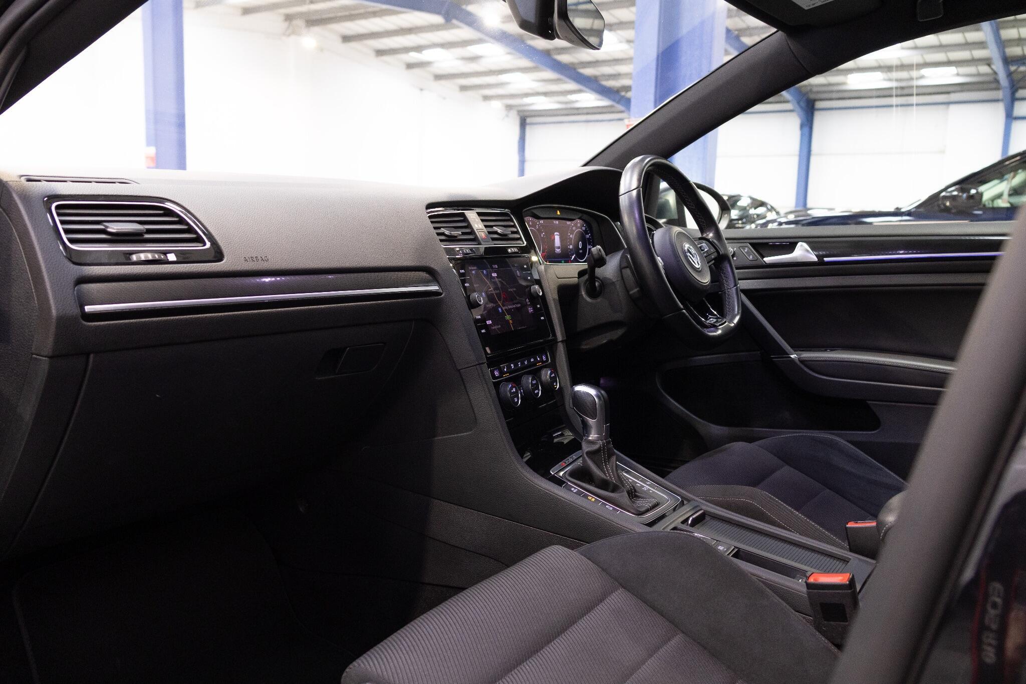 Volkswagen Golf - Image 12