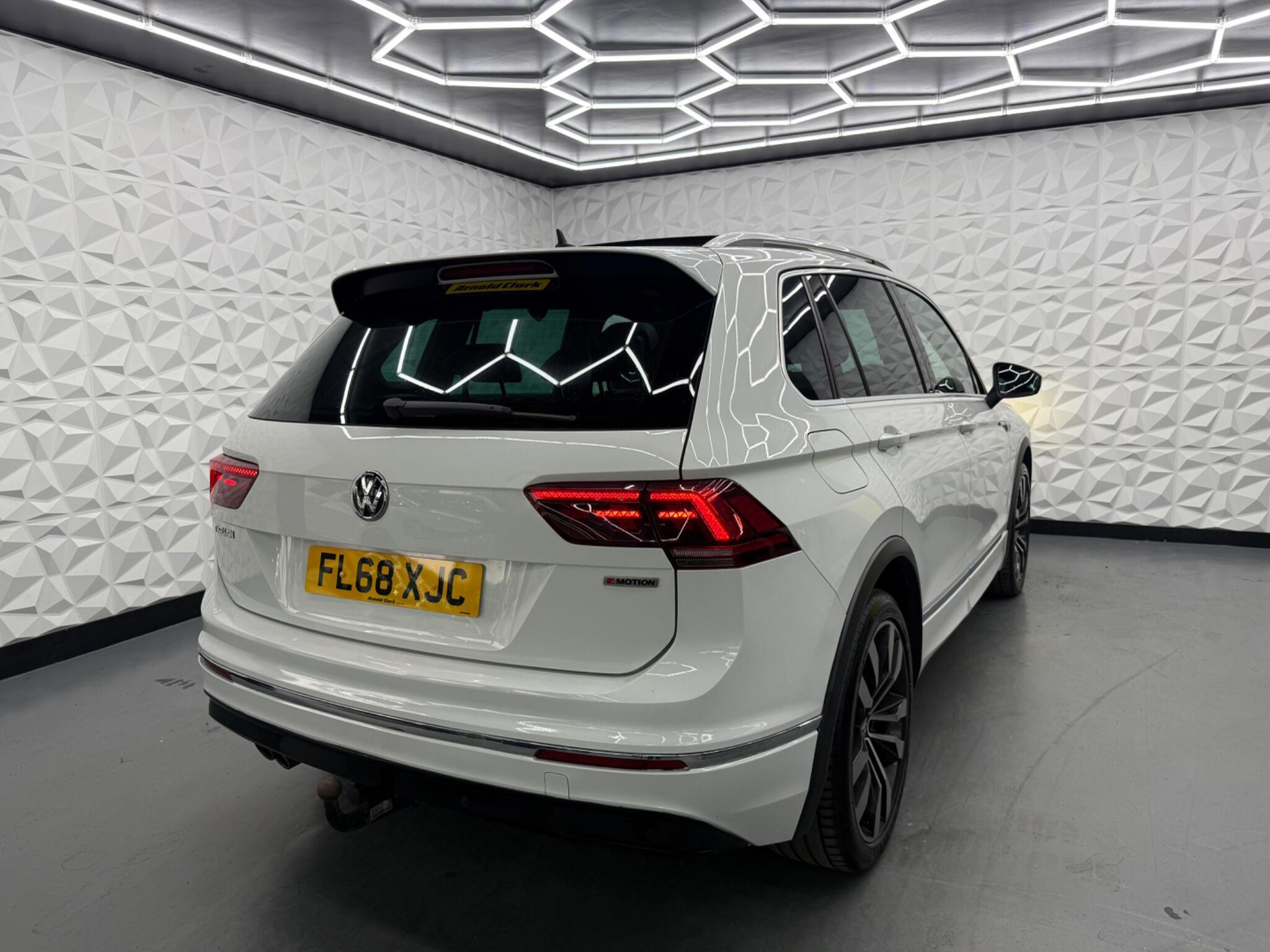 Volkswagen Tiguan - Image 14