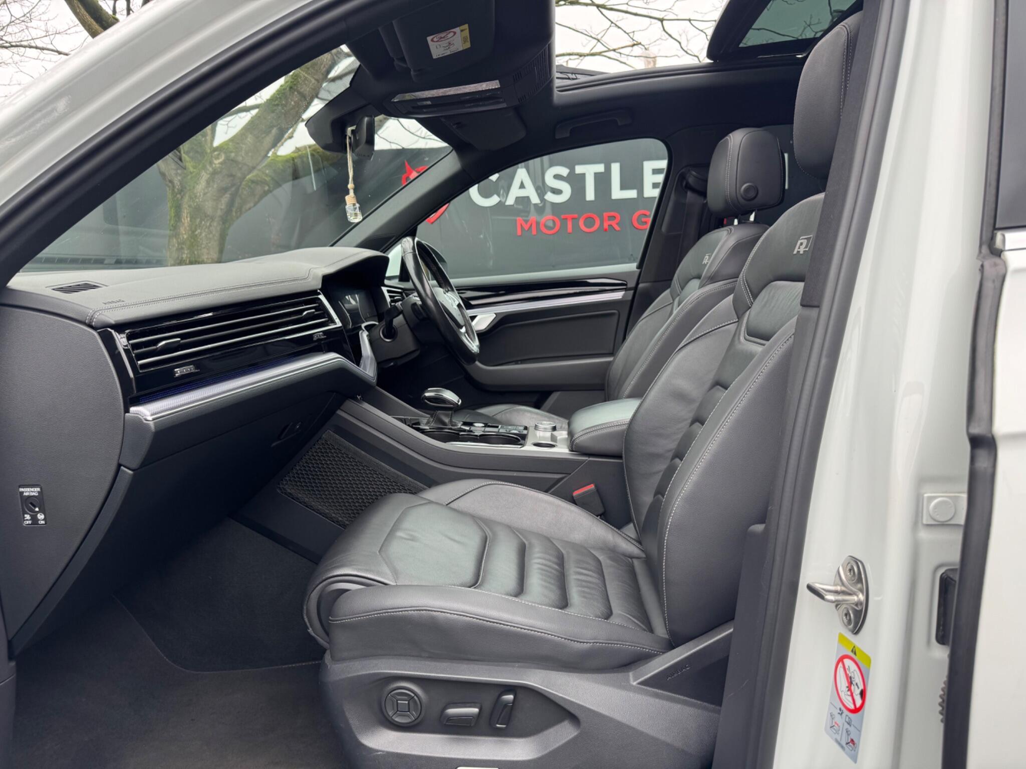 Volkswagen Touareg - Image 15