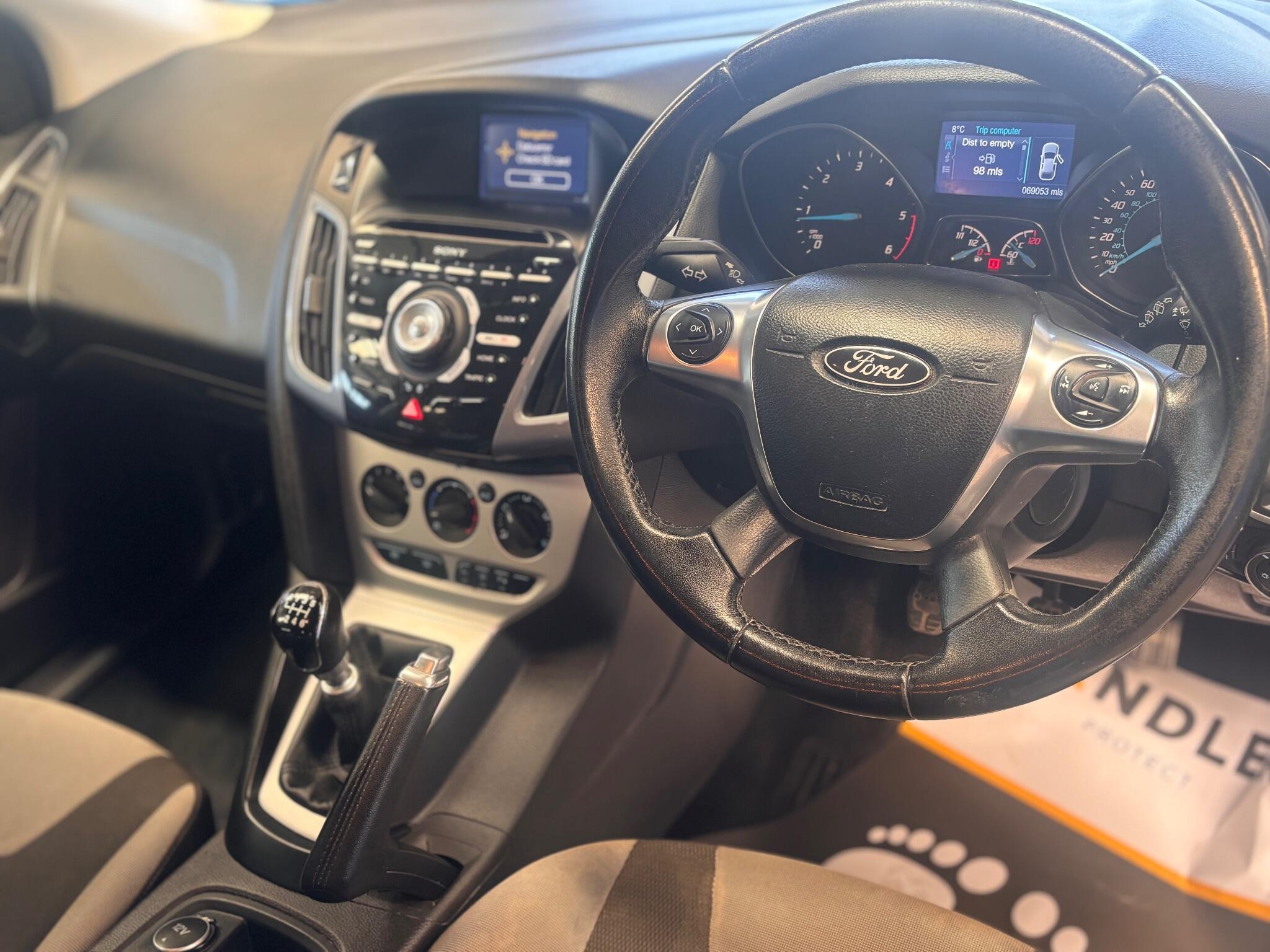 Ford Focus - Image 17