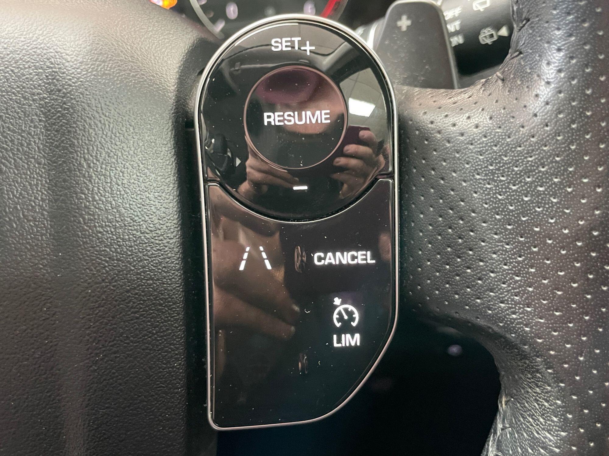 Land Rover Range Rover Velar - Image 35