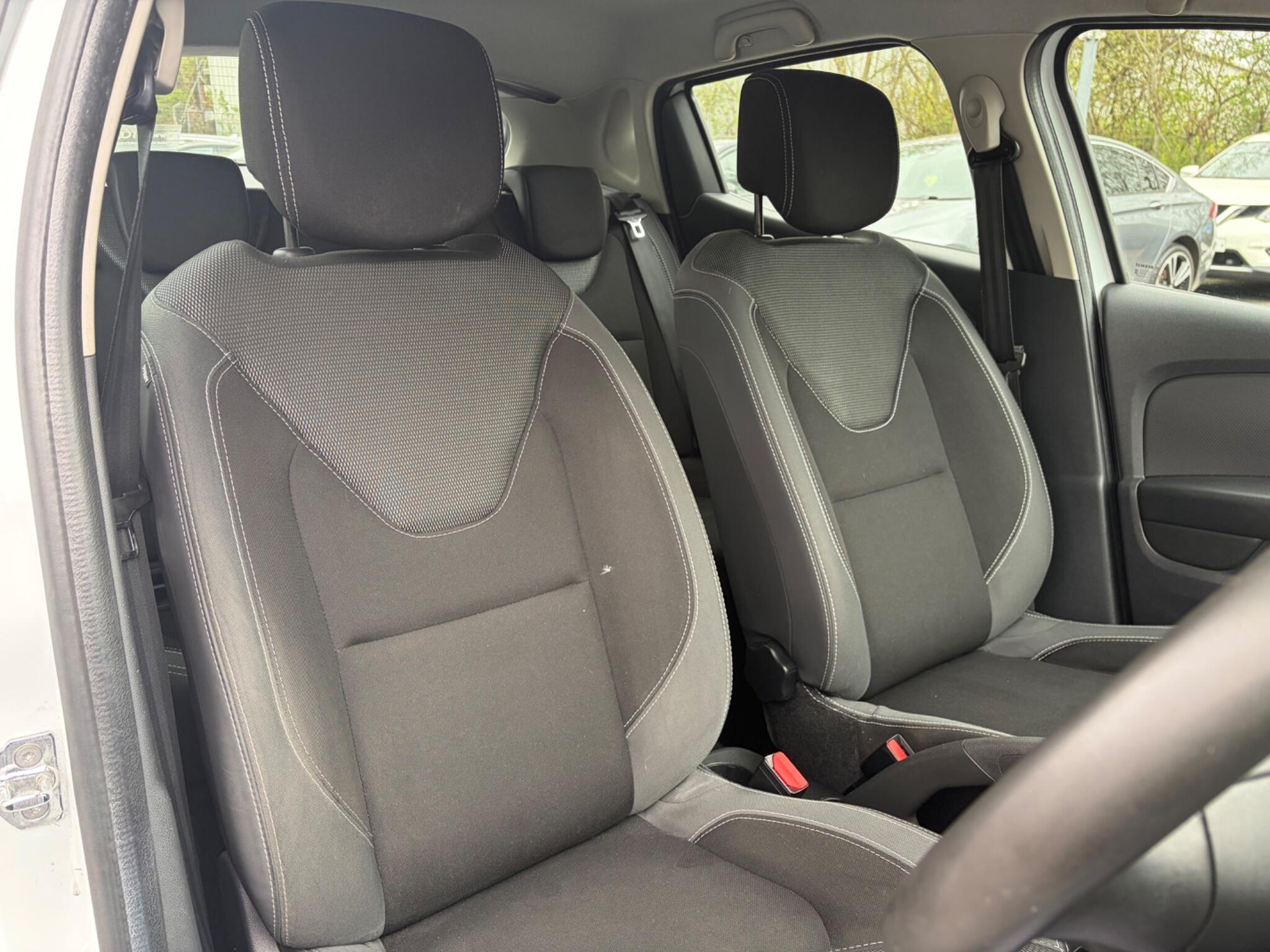 Renault Clio - Image 19