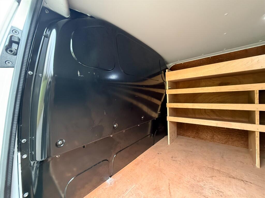 Volkswagen Transporter - Image 14