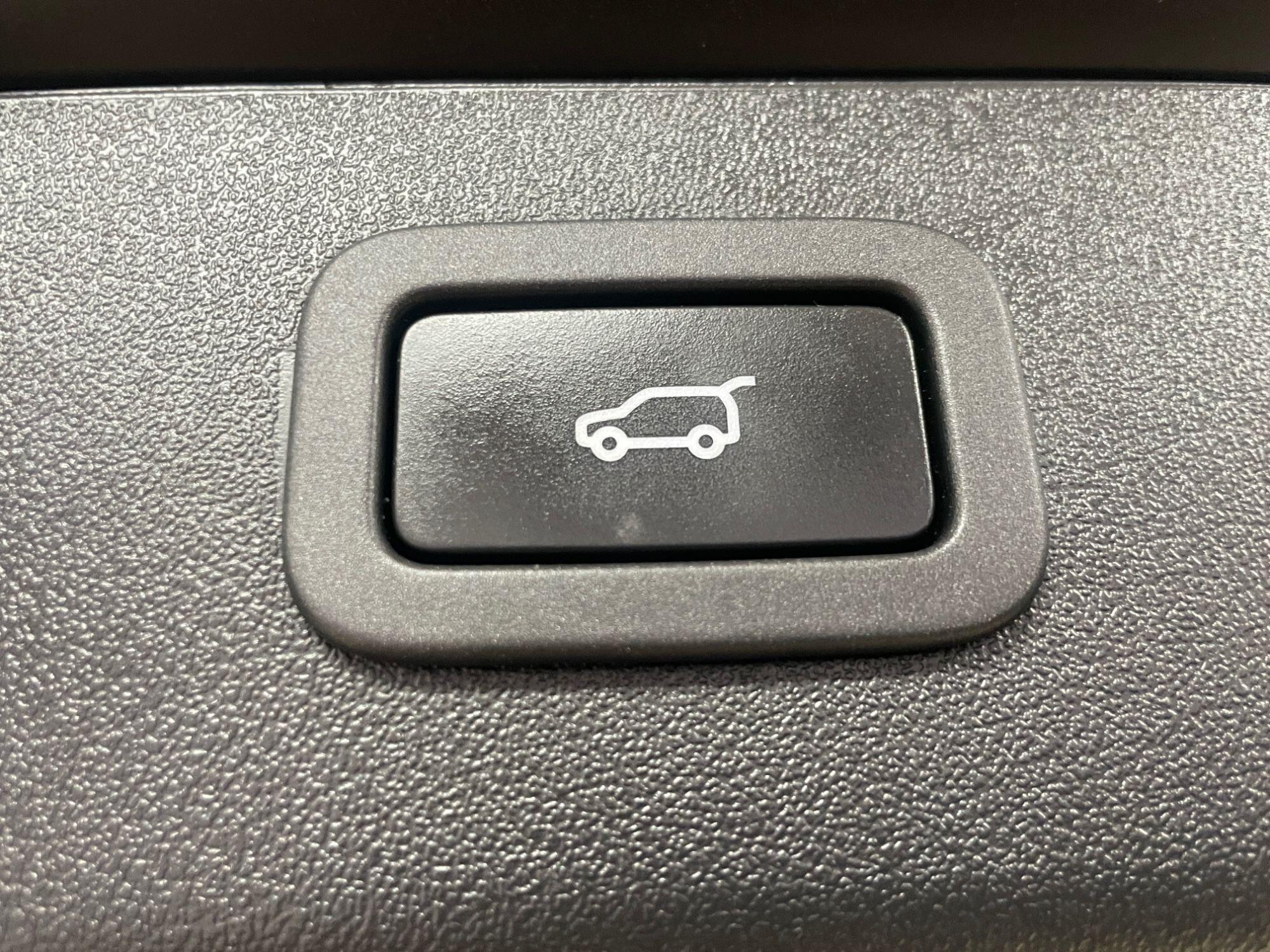 Jaguar XF - Image 11