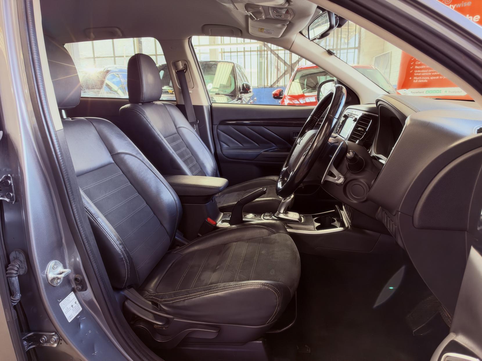Mitsubishi Outlander - Image 19