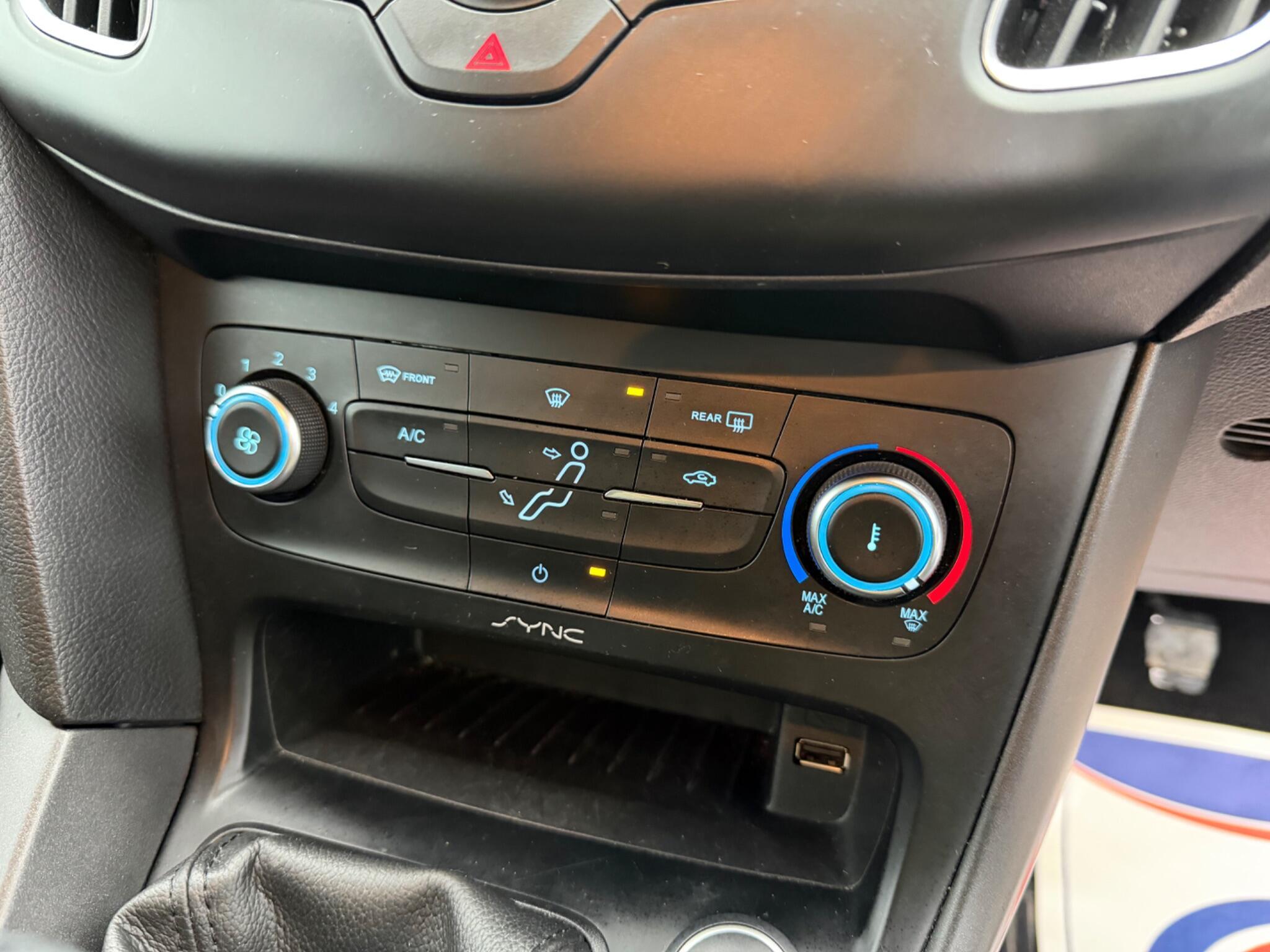 Ford Focus - Image 19