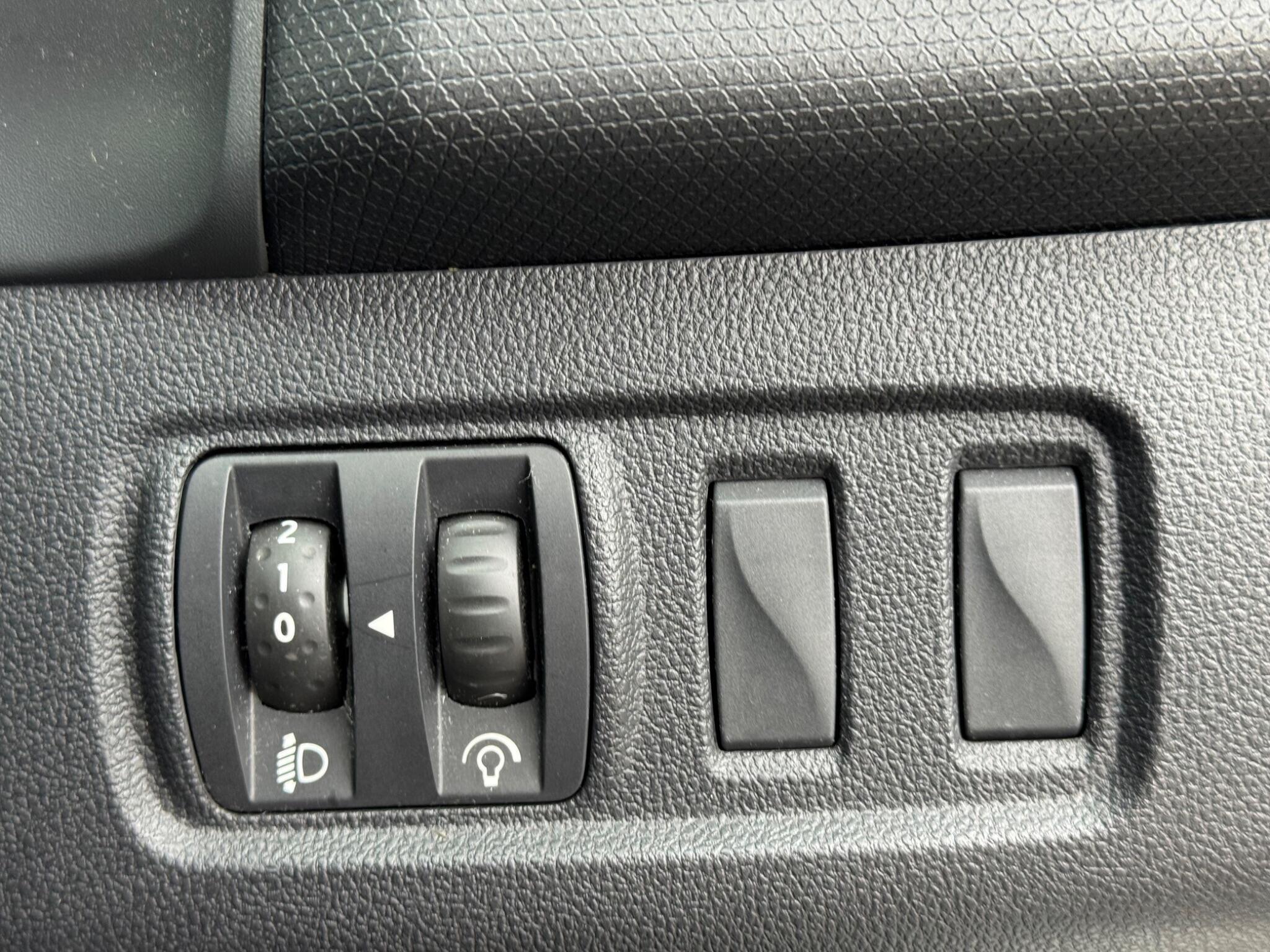 Renault Clio - Image 51