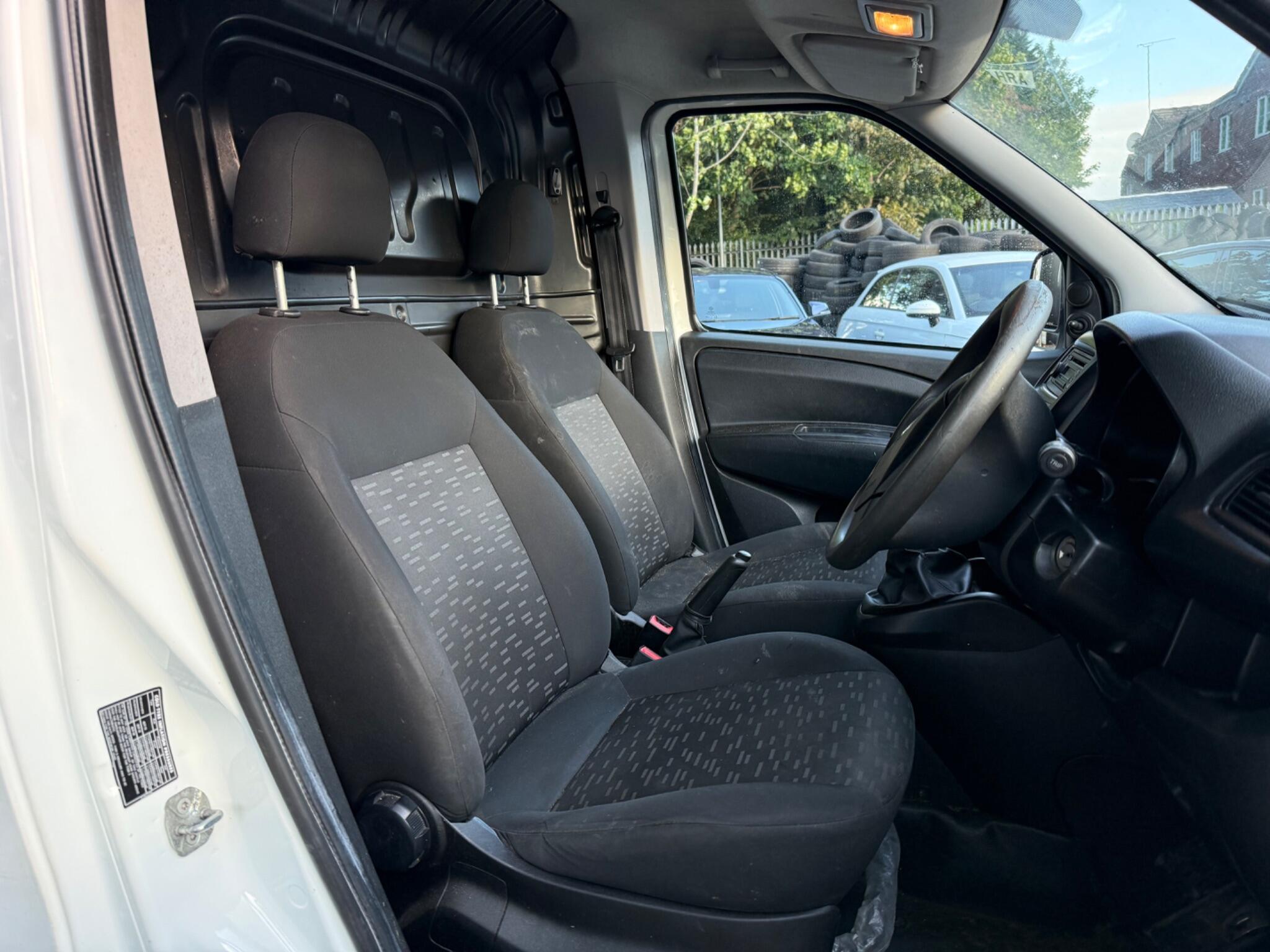 Vauxhall Combo - Image 13
