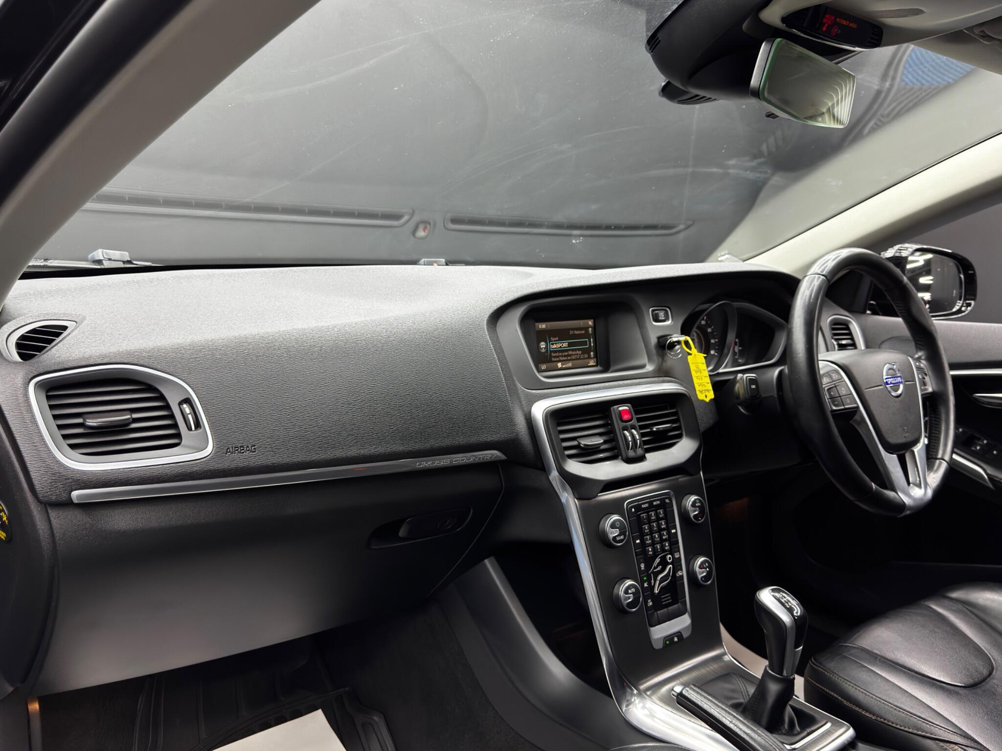 Volvo V40 CROSS COUNTRY - Image 11