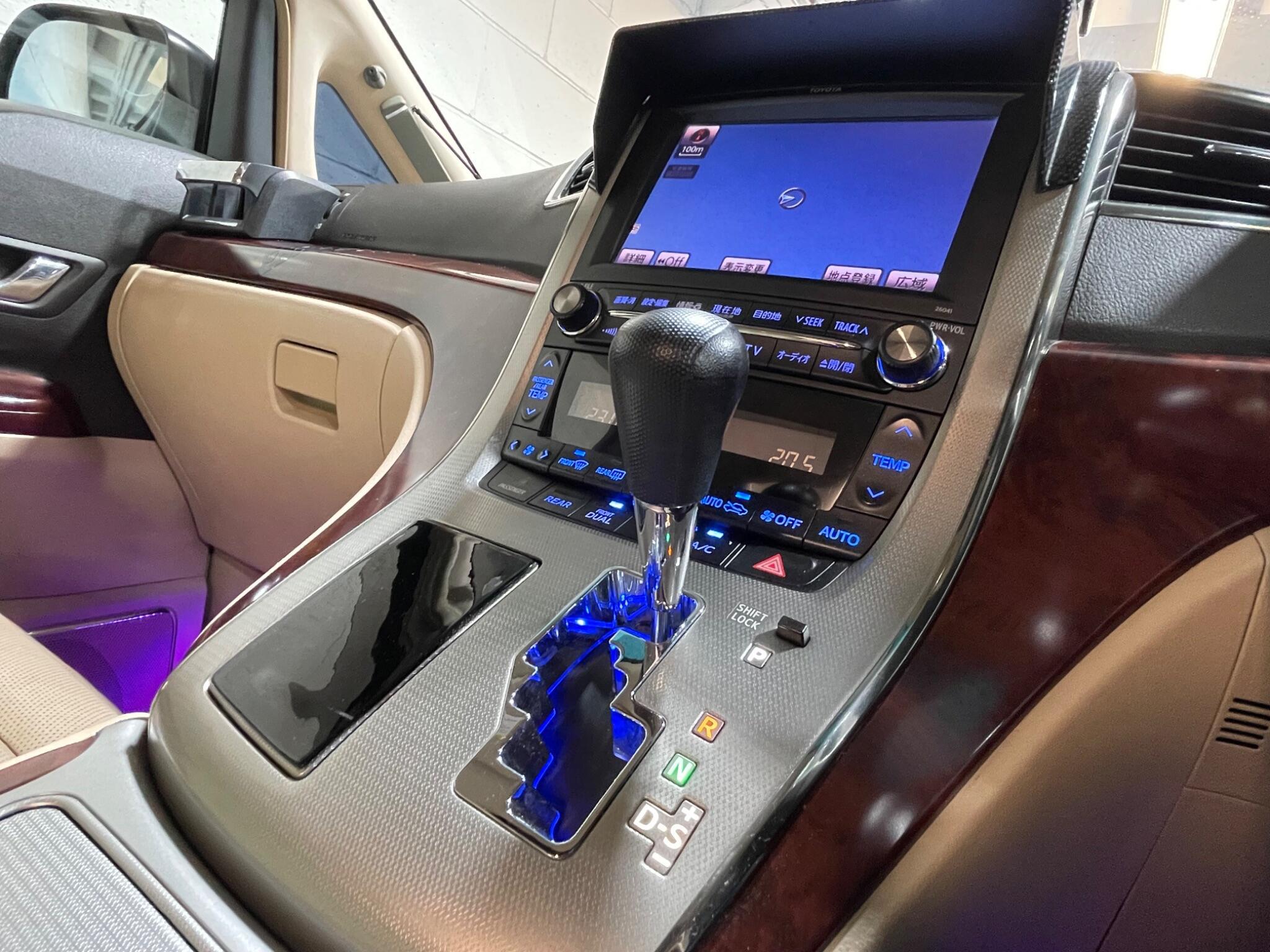 Toyota Vellfire - Image 14