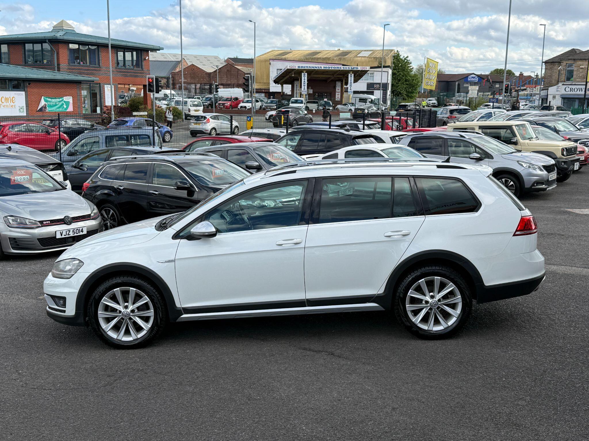 Volkswagen Golf - Image 18