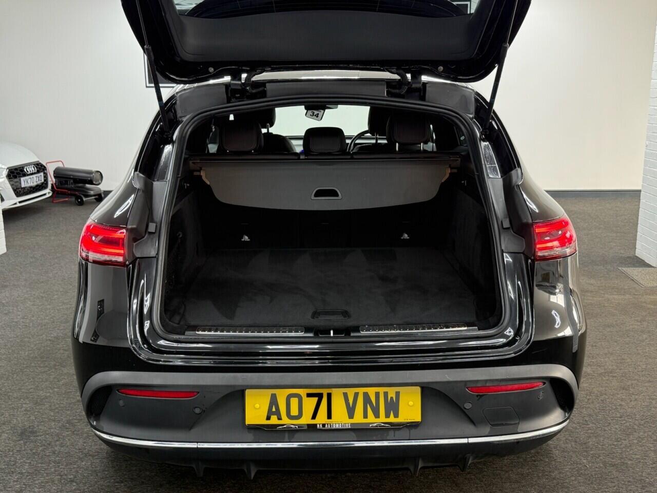 Mercedes Eqc - Image 37